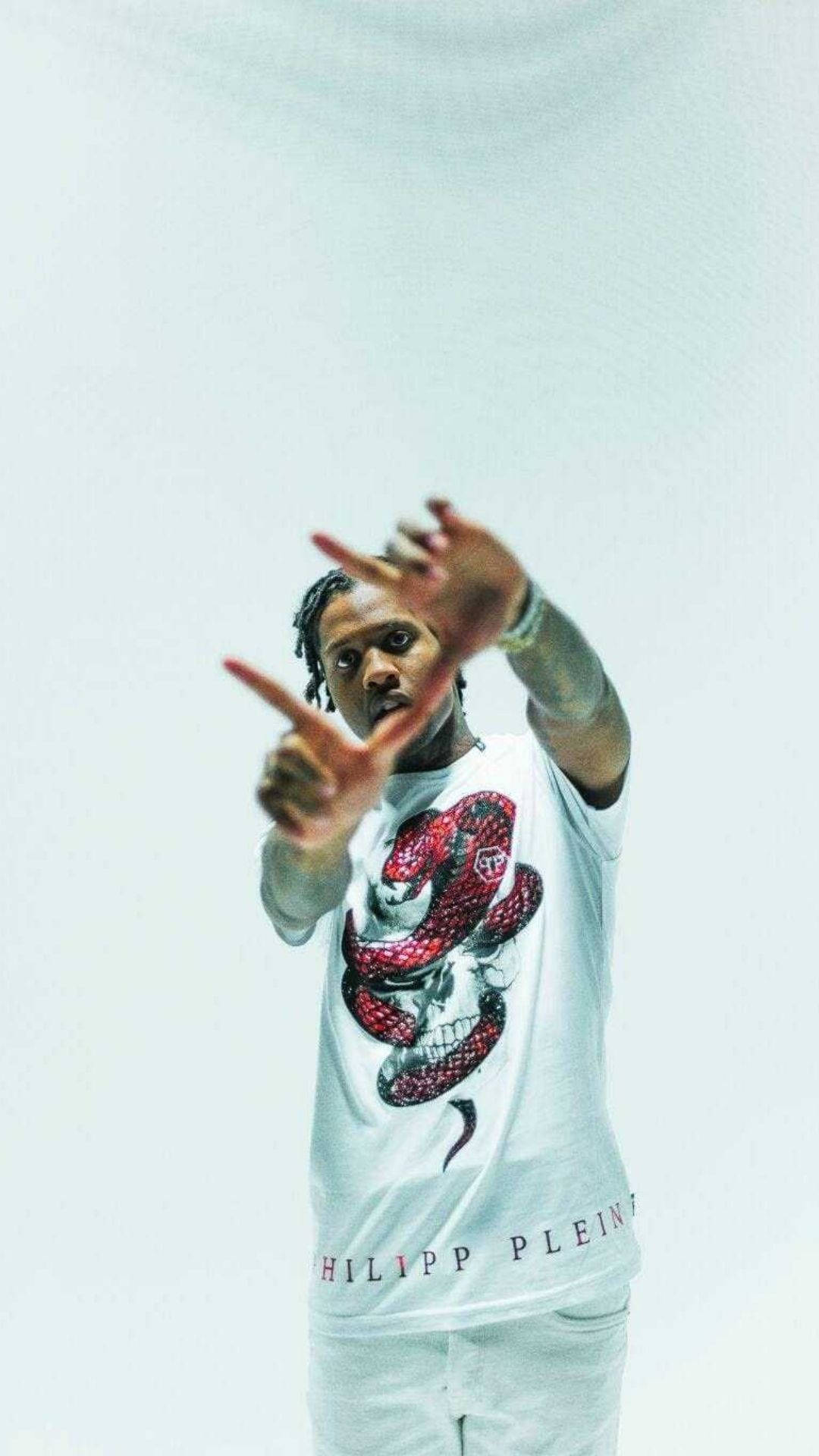 Lil Durk 桌布 壁紙 — 一名身穿白色 Philipp Plein T 恤（帶有紅色蛇形圖案）的男子，在純白色背景前直接指向觀看者。