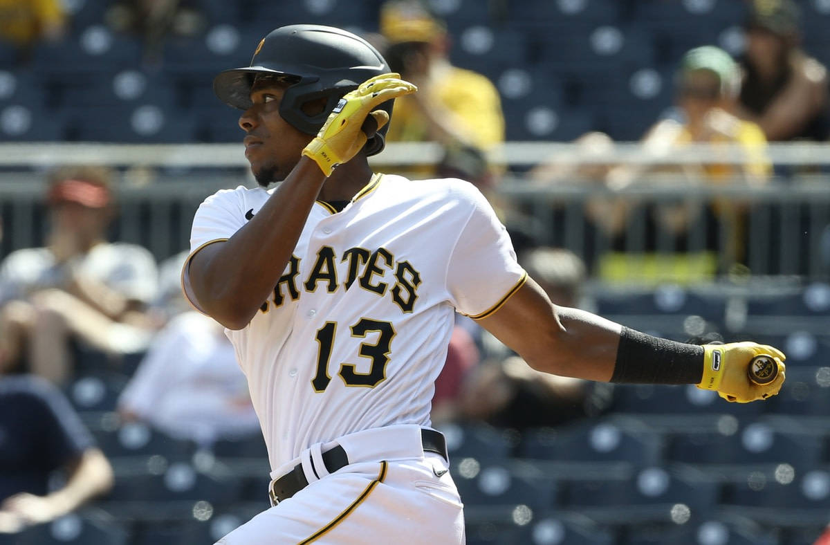 Pittsburgh Pirates 桌布 壁紙 — 一名身穿白色 Pirates 球衣、背號13的棒球選手，在陽光明媚的球場比賽中調整頭盔。