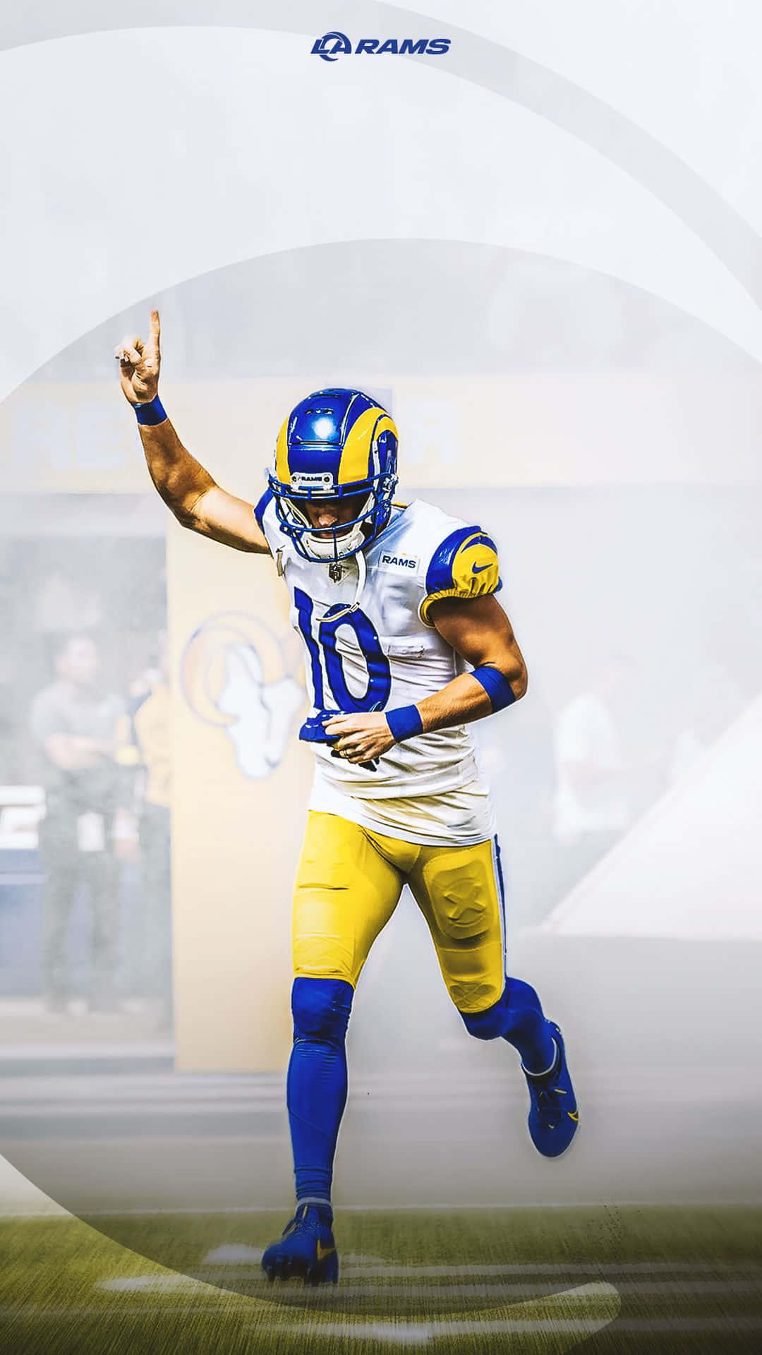 Cool Rams 桌布 壁紙 — 一名身穿白色、黃色和藍色球衣的洛杉磯公羊隊美式足球員，在模糊的球場上舉起一根手指慶祝。