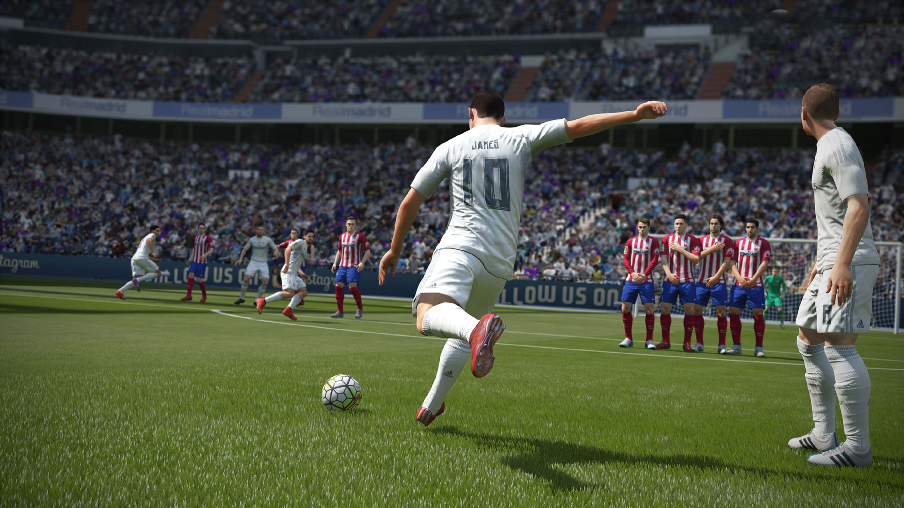 Soccer 4K 桌布 壁紙 — 一名身穿白色10號球衣的足球運動員在日間比賽中，於座無虛席的球場踢球。