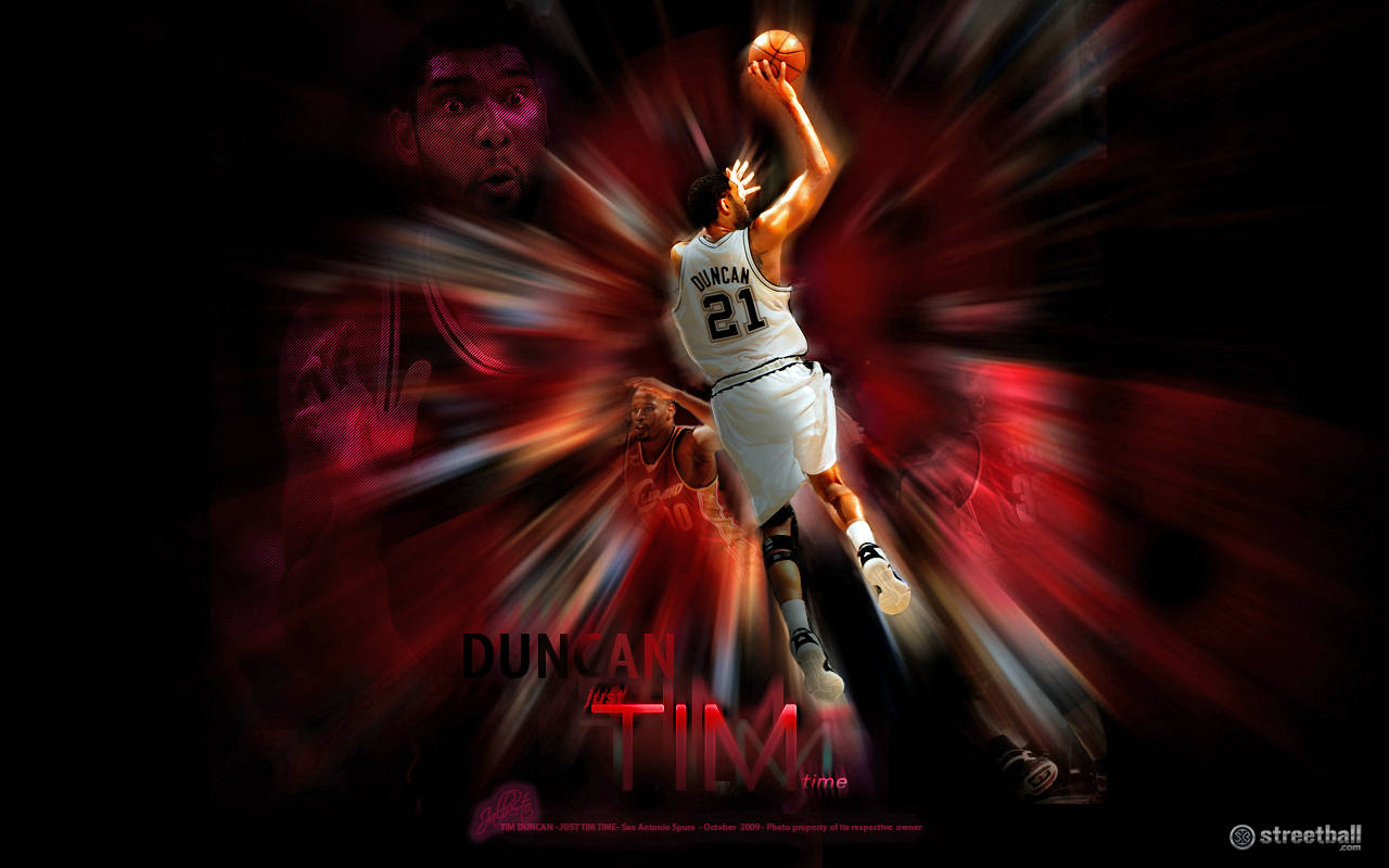 Tim Duncan 桌布 壁紙 — 一名身穿白色21號球衣的籃球運動員在黑暗背景上動態跳躍，背景有紅色光條和他身後的一個幽靈面孔。