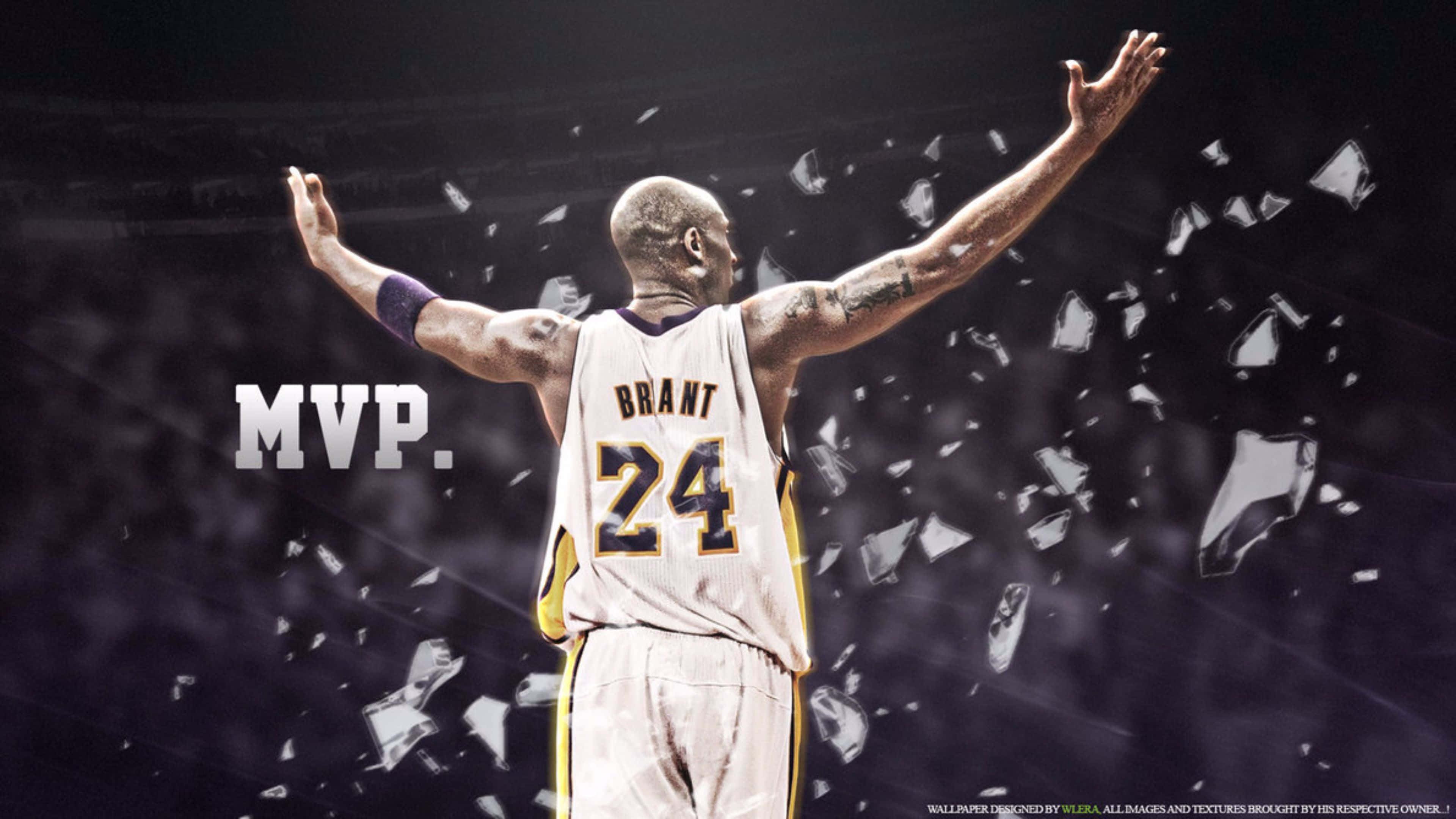 Kobe Basketball 桌布 壁紙 — 一名身穿白色24號球衣的籃球運動員在黑暗的球場背景下舉起雙臂，周圍玻璃碎片四濺。
