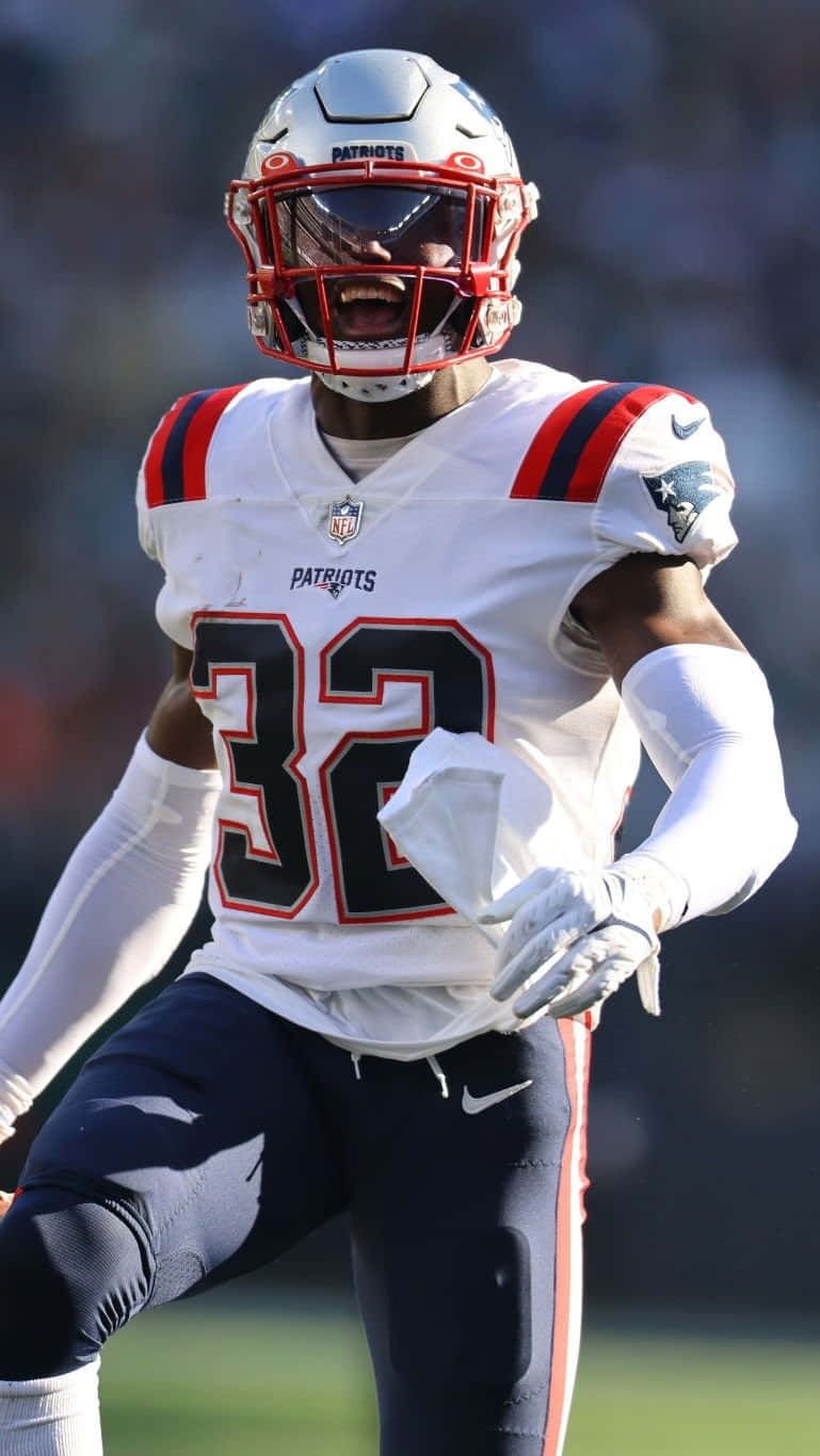 Devin Mccourty 桌布 壁紙 — 一名身穿白色32號球衣的新英格蘭愛國者隊美式足球員在陽光照耀的球場上全力衝刺。