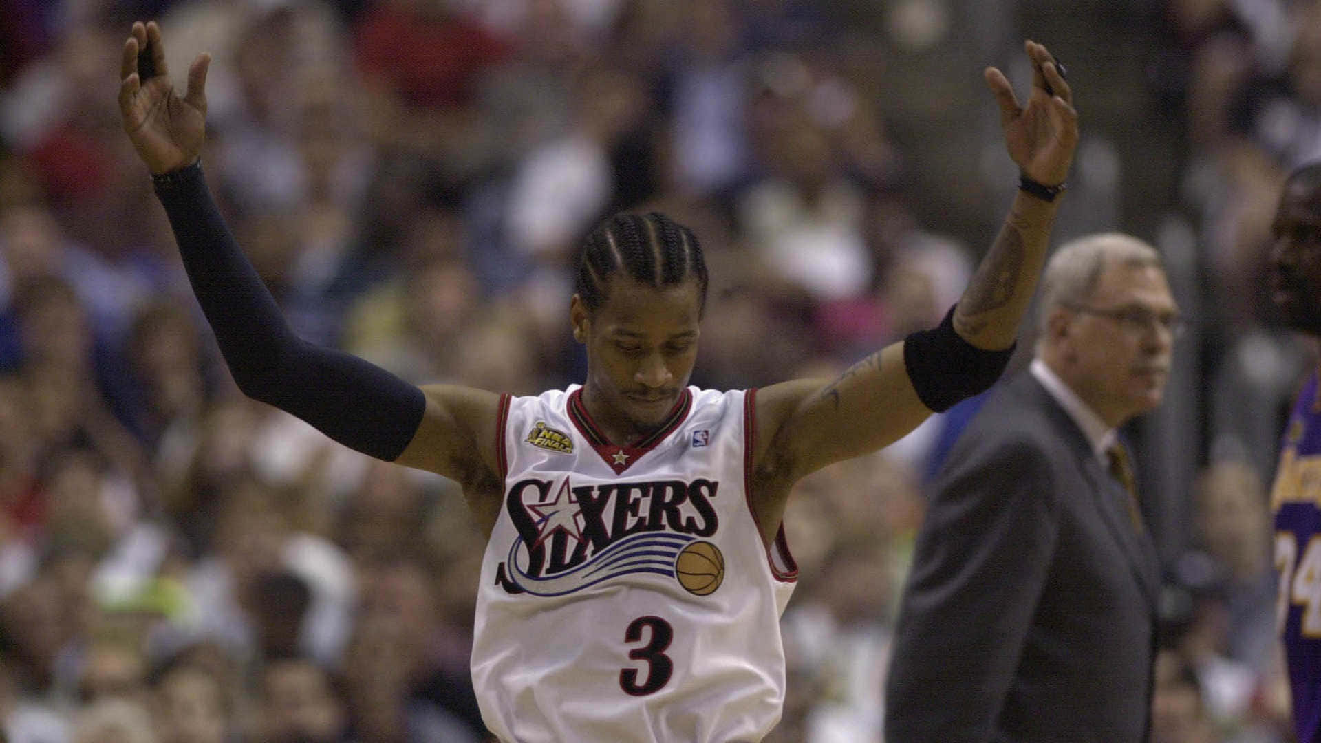 Allen Iverson 桌布 壁紙 — 一名身穿白色76人球衣、背號3的籃球運動員在比賽中沮喪地舉起雙手，身後是模糊的人群。
