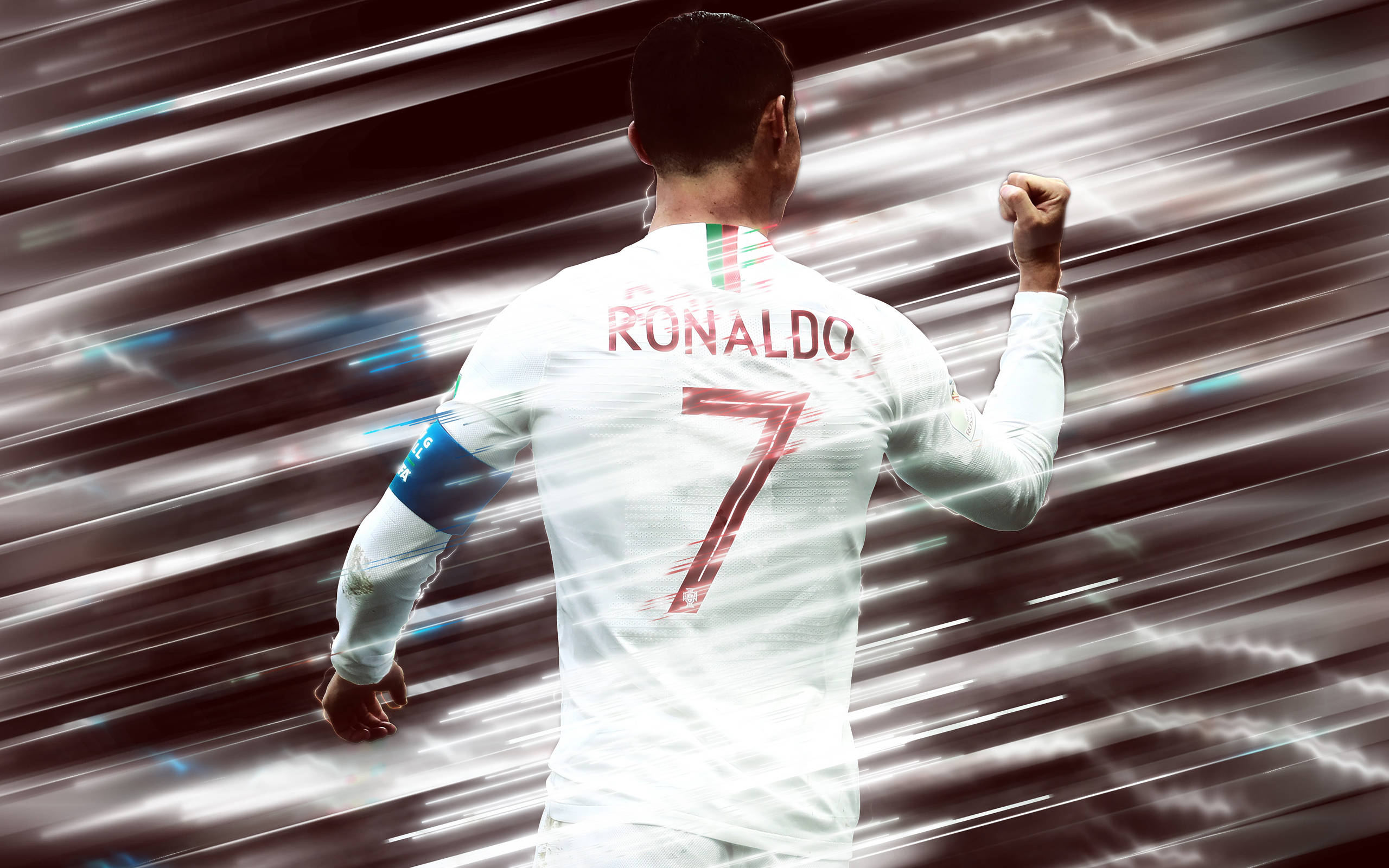 Cr7 Cool 桌布 壁紙 — 一名身穿白色7號球衣的足球員，在條紋動態模糊背景前握緊拳頭向前奔跑。