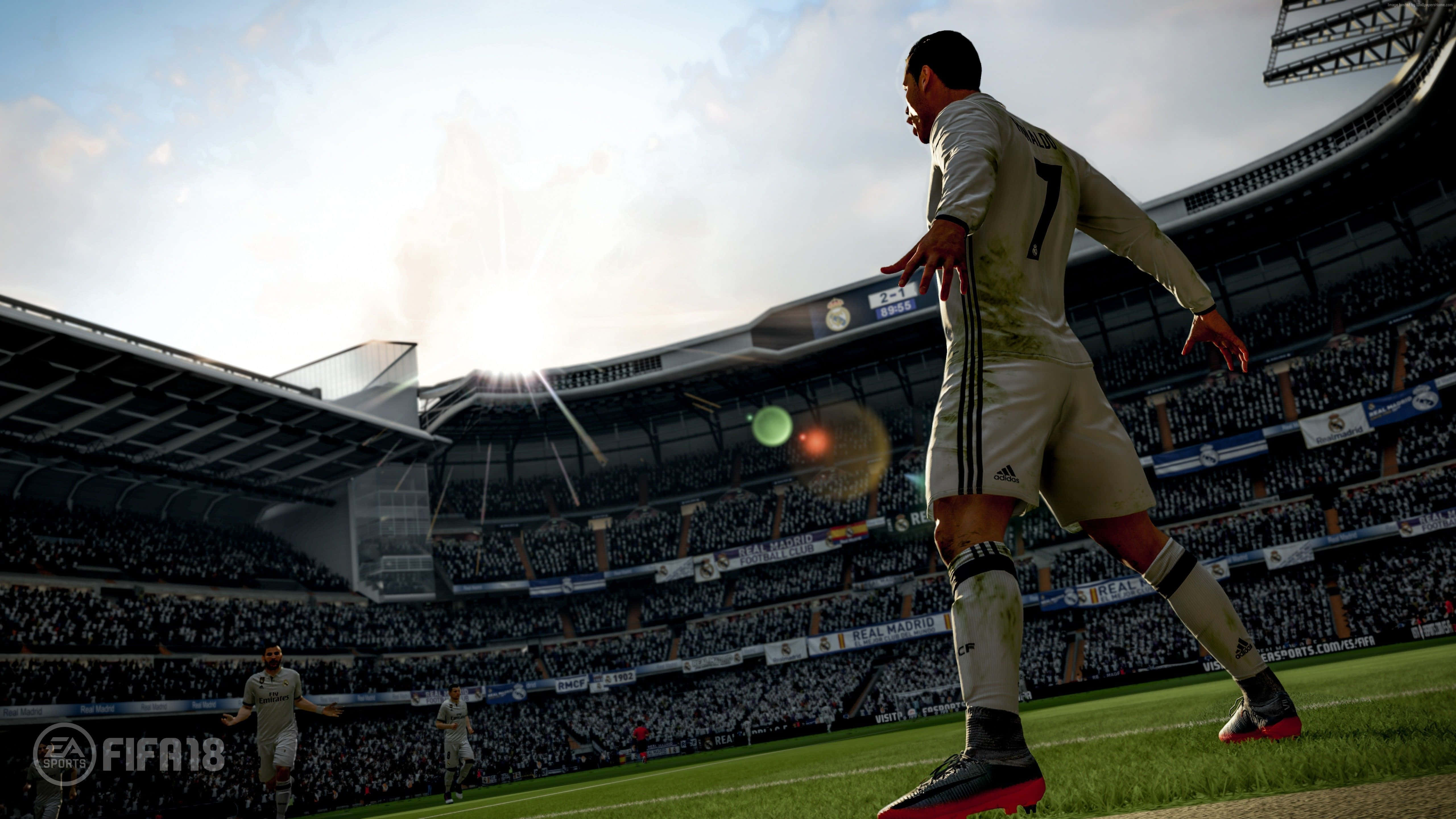 Soccer 4K 桌布 壁紙 — 一名身穿白色7號球衣的足球運動員在陽光明媚的球場上奔跑，看台座無虛席，鏡頭光暈明亮。