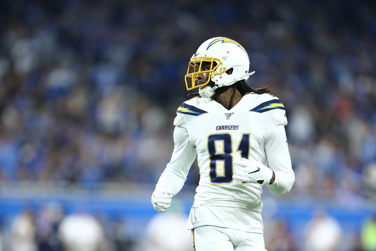 運動 桌布 壁紙 — 一名身穿白色81號球衣的Chargers美式足球員在球場燈光下走進球場。