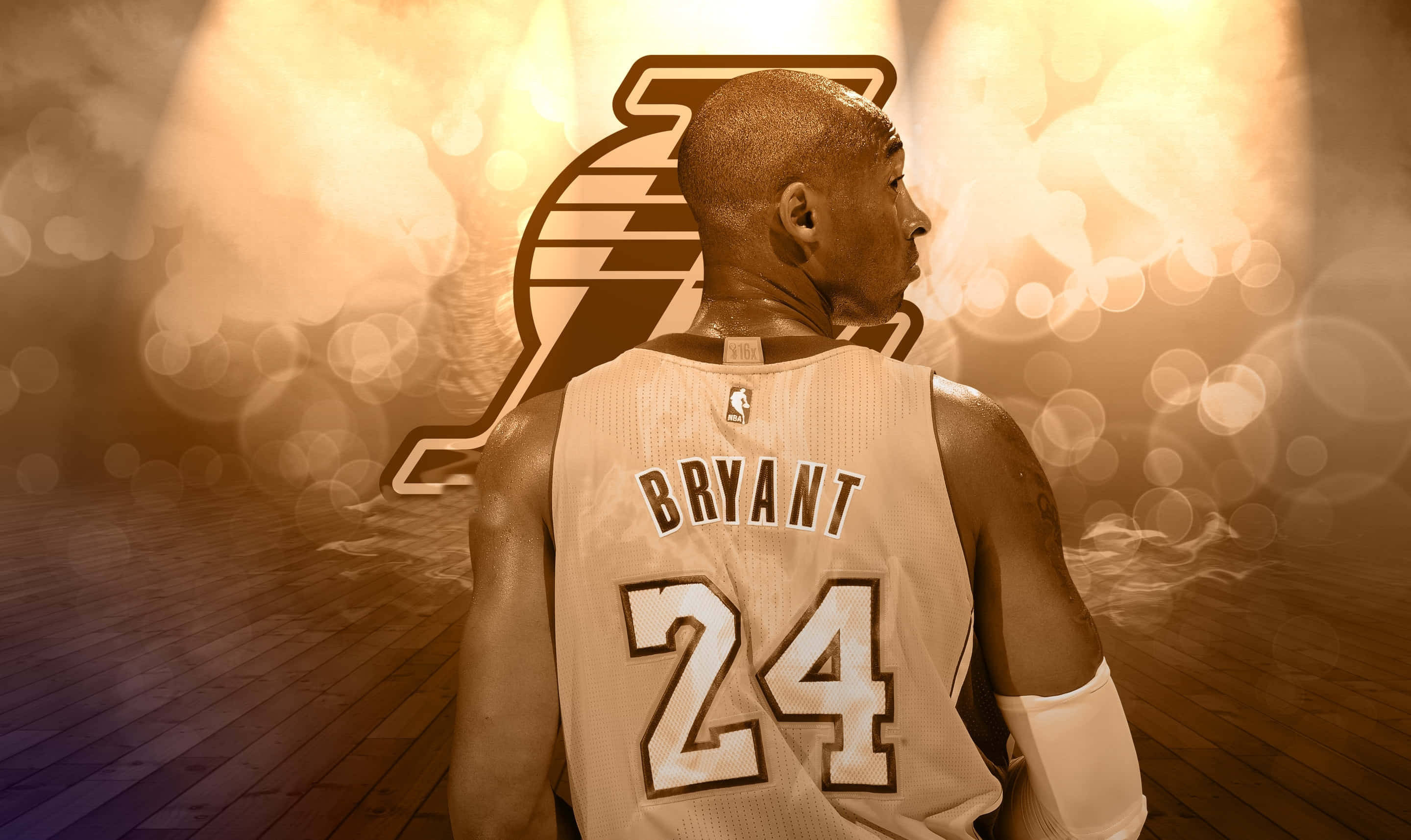 桌布 壁紙 — 一名身穿白色Bryant 24球衣的籃球運動員站在木地板上，身後有發光的湖人隊標誌。