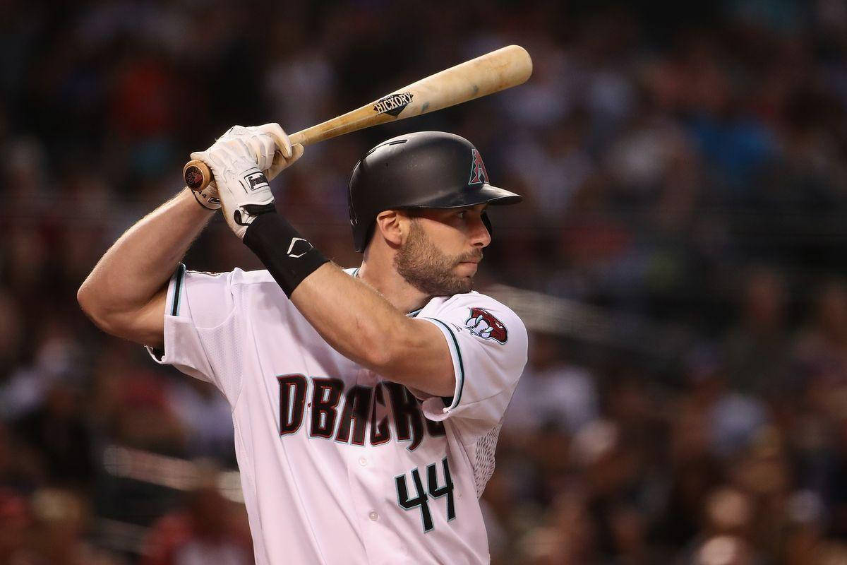 Paul Goldschmidt 桌布 壁紙 — 一名身穿白色Diamondbacks球衣、背號44的棒球選手，在夜間比賽的球場燈光下準備揮棒。
