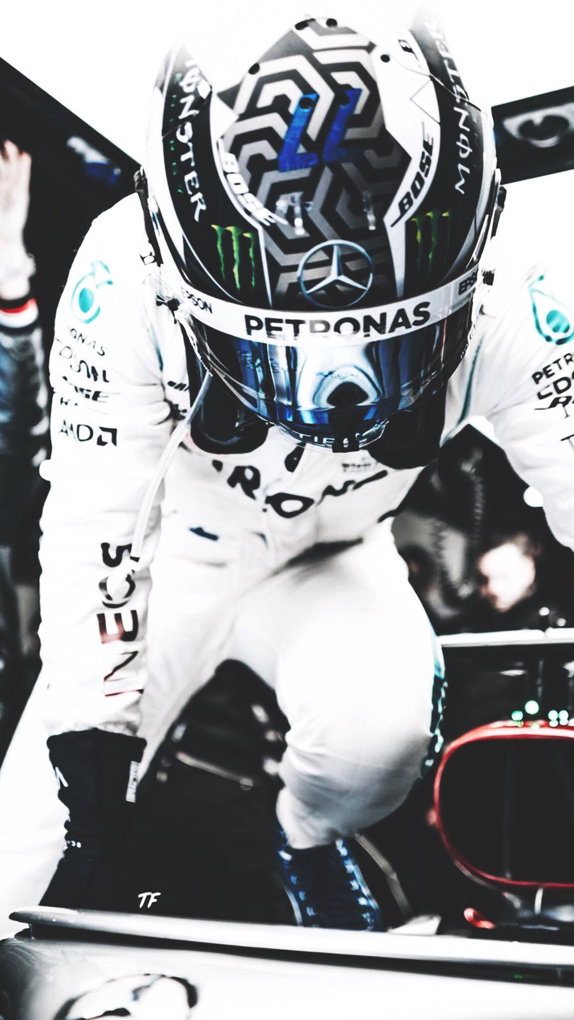 Valtteri Bottas 桌布 壁紙 — 一名身穿白色Mercedes賽車服和頭盔的F1車手，在高對比度燈光下於維修站停車期間俯身靠近他的賽車。