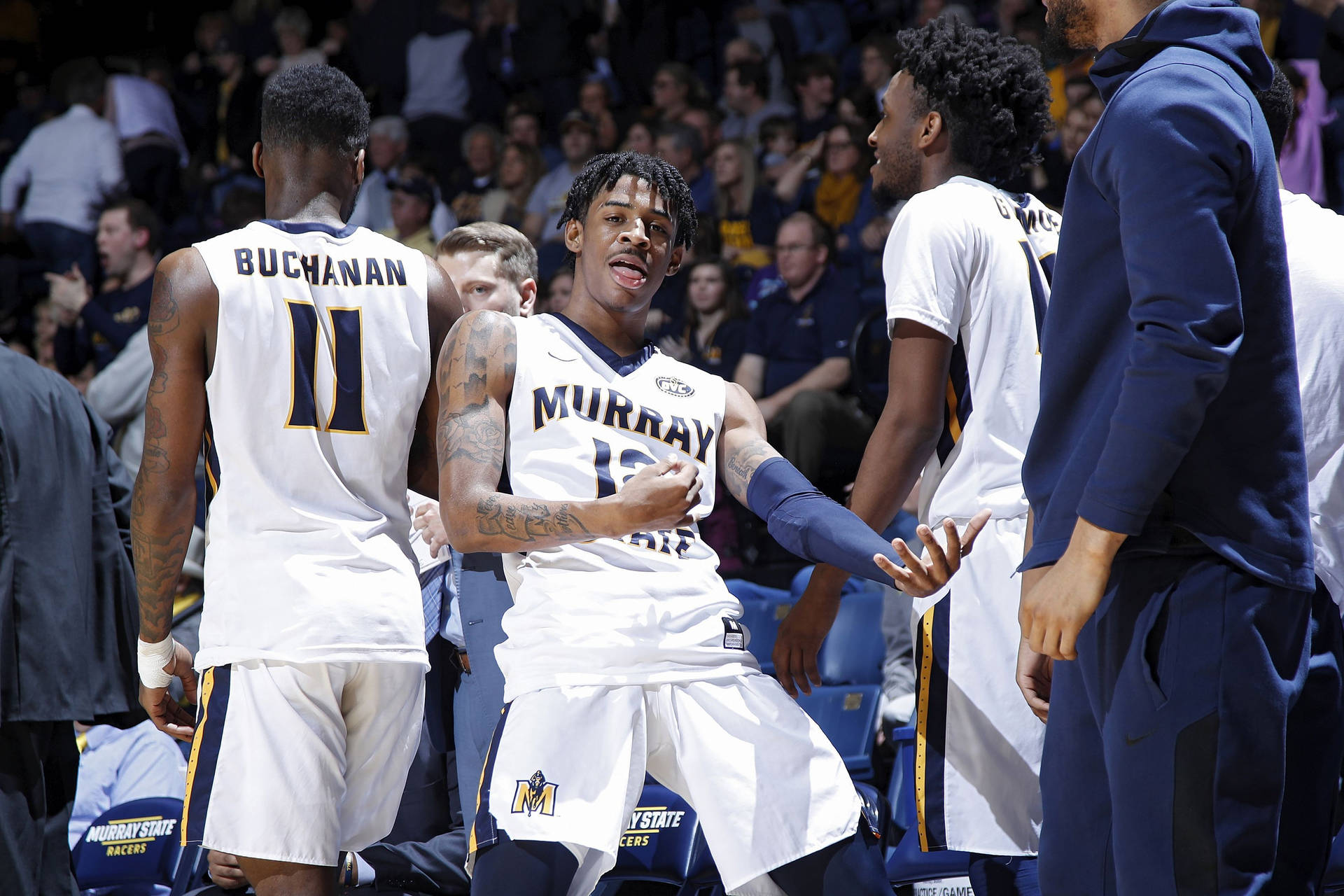 籃球運動員在擁擠的場館中比賽期間慶祝一個回合。 — Ja Morant 動圖 壁紙