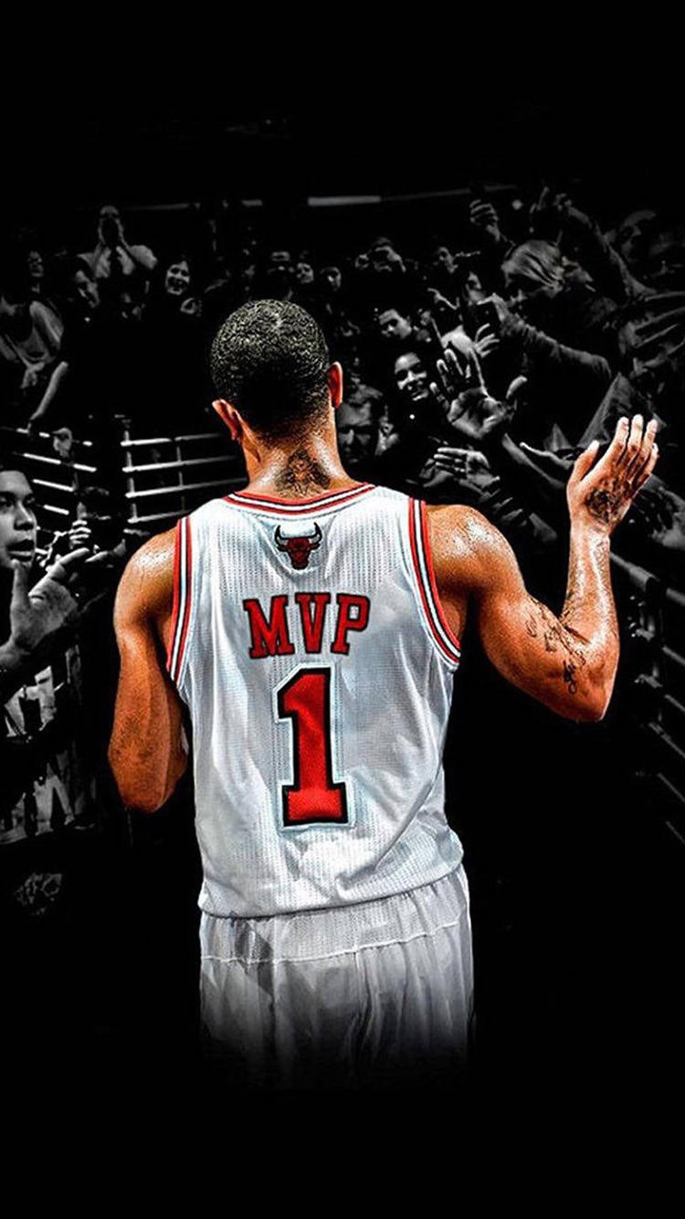 運動 桌布 壁紙 — 一名身穿白色MVP 1球衣的籃球運動員背對鏡頭站立，高舉雙臂慶祝勝利，身後是歡呼的人群擠滿了體育館。