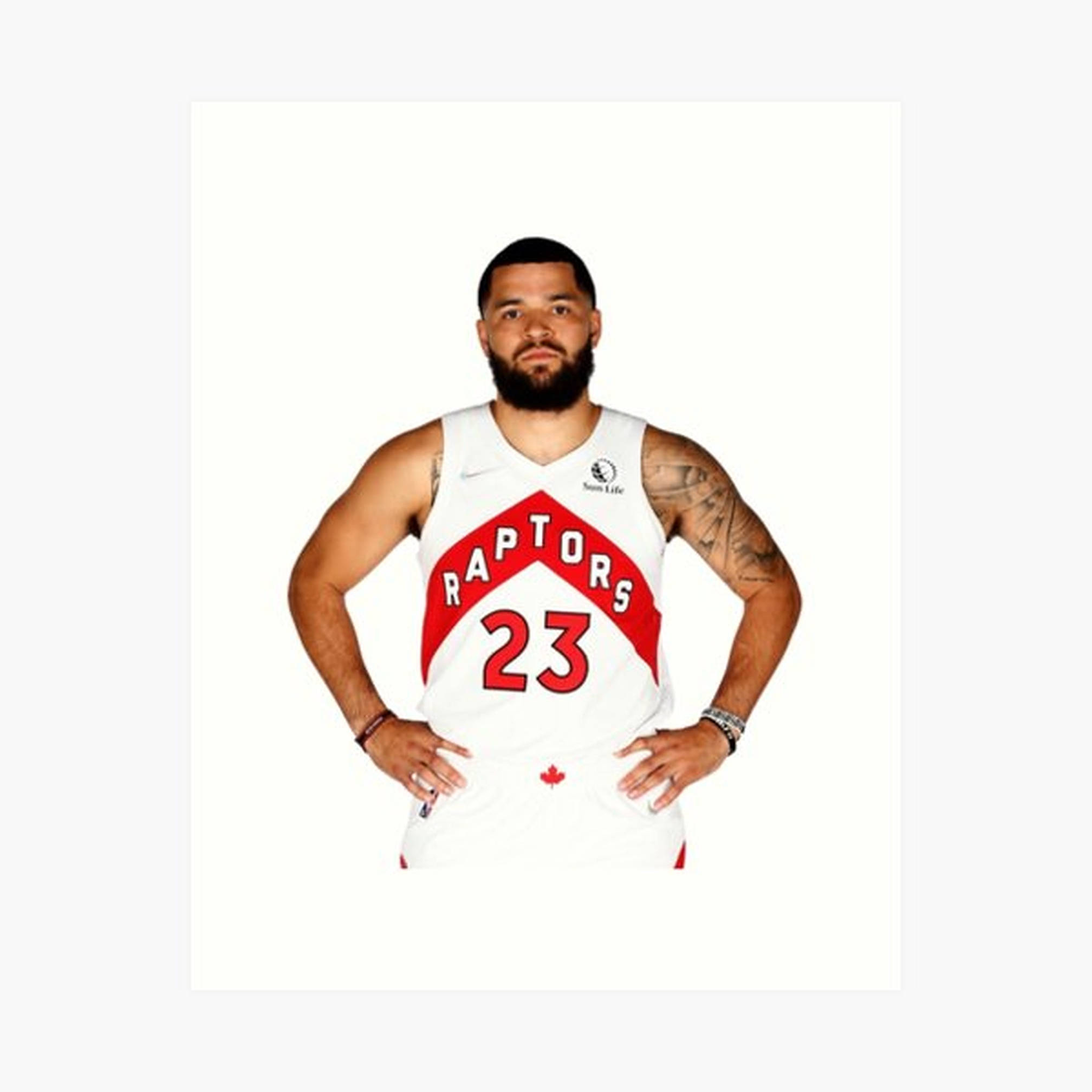 Fred Vanvleet 桌布 壁紙 — 一名身穿白色Raptors球衣、紅色23號的籃球運動員自信地站在純白色背景前。