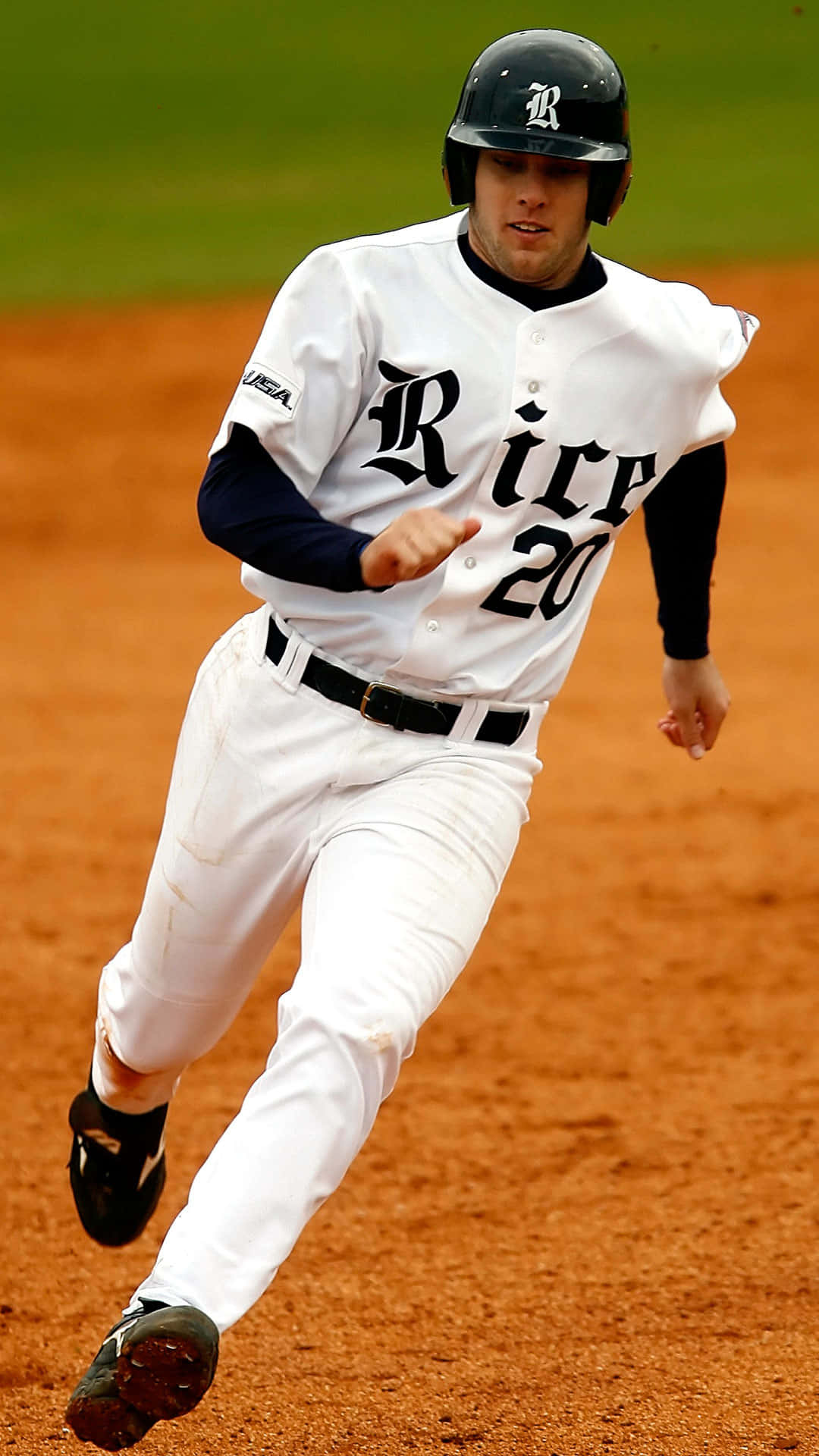 Athlete 桌布 壁紙 — 一名身穿白色Rice球衣的棒球運動員在比賽中專注地衝過紅褐色泥土。