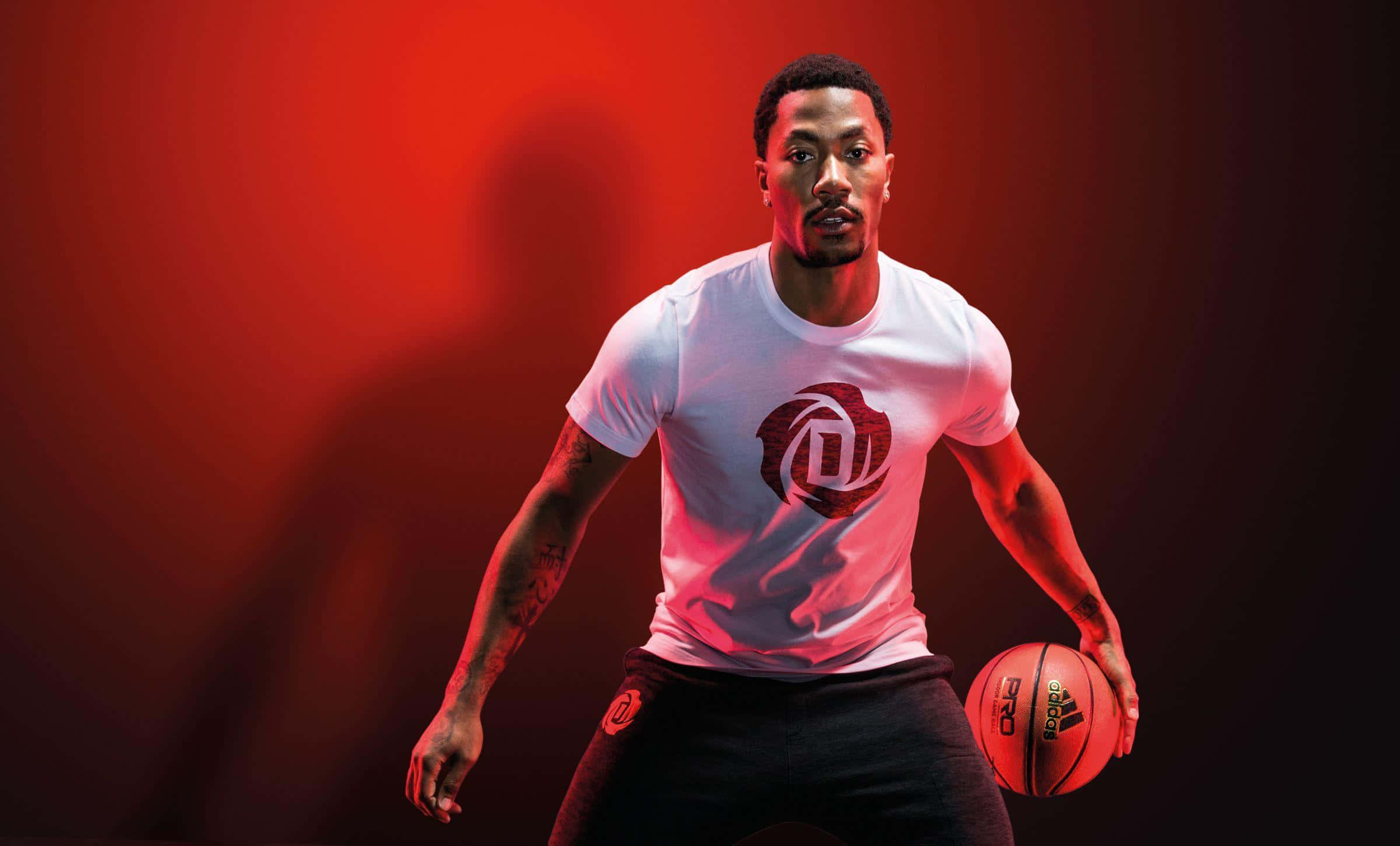 derrick rose 桌布 壁紙 — 一名身穿白色T恤和黑色短褲的籃球運動員，在戲劇性的紅色漸變背景前拿著一個球。
