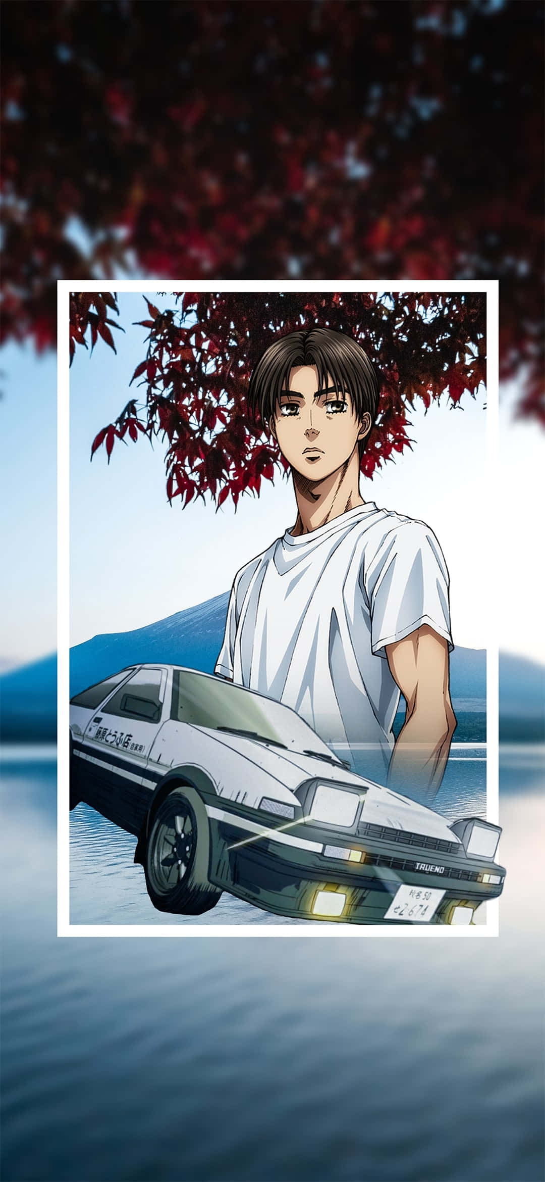 桌布 壁紙 — 一名身穿白色T恤的年輕男子站在一輛白色AE86跑車旁，背景是鮮紅的楓葉、寧靜的湖泊和遠山。