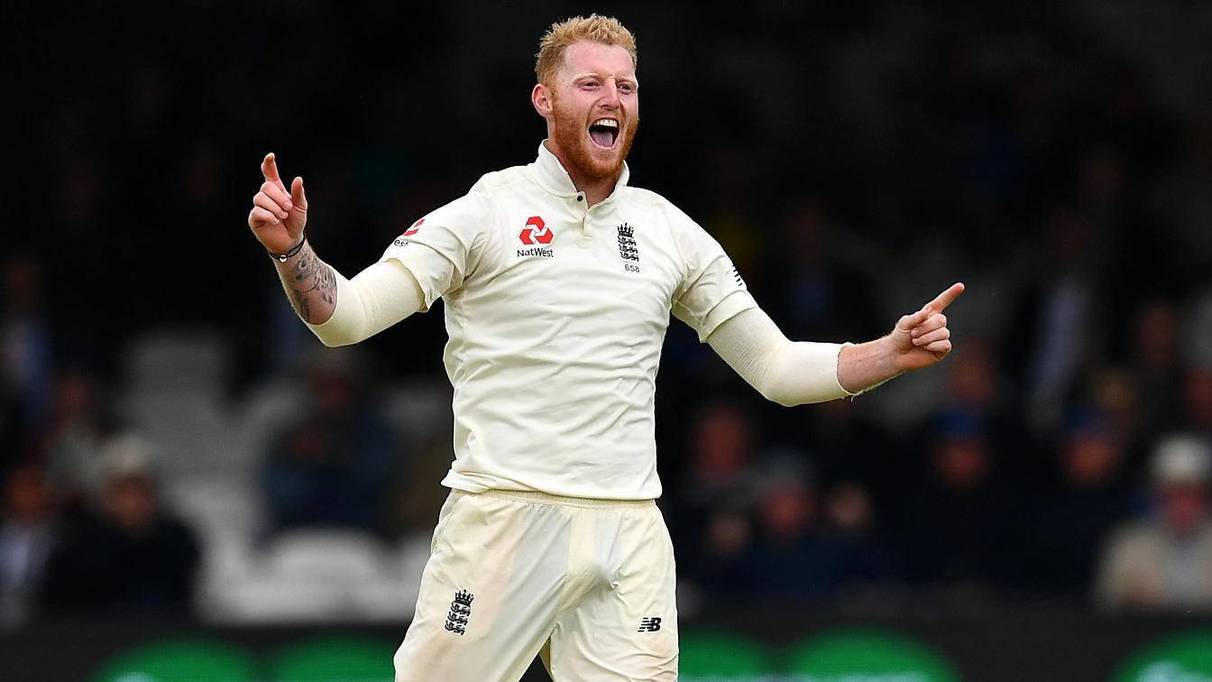 Ben Stokes 桌布 壁紙 — 一名身穿白色制服的英格蘭板球運動員在體育場內張開雙臂、張嘴勝利慶祝。