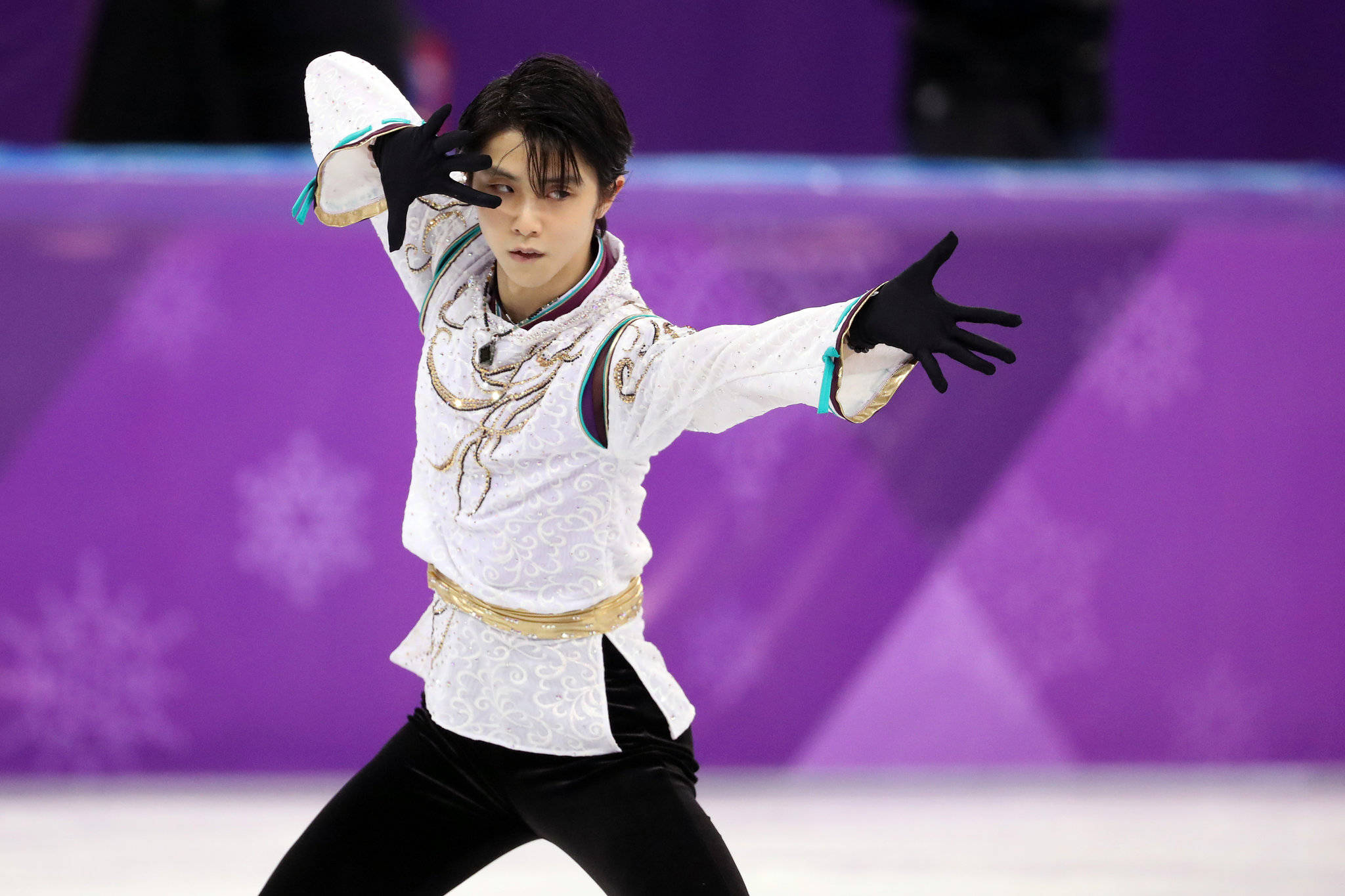 Winter Olympics 桌布 壁紙 — 一名身穿白色刺繡服裝的男性花式滑冰運動員在紫色雪花背景下於冰上擺出戲劇性的姿勢。