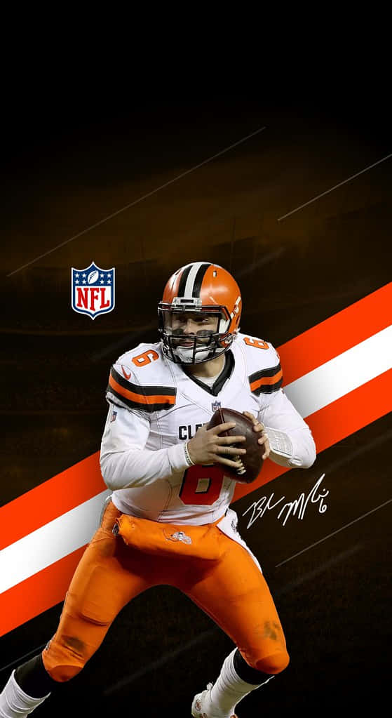 Baker Mayfield 桌布 壁紙 — 一名身穿白色和橙色球衣的克里夫蘭布朗NFL四分衛，在帶有對角線條紋的深色背景下，手持橄欖球處於動作中。