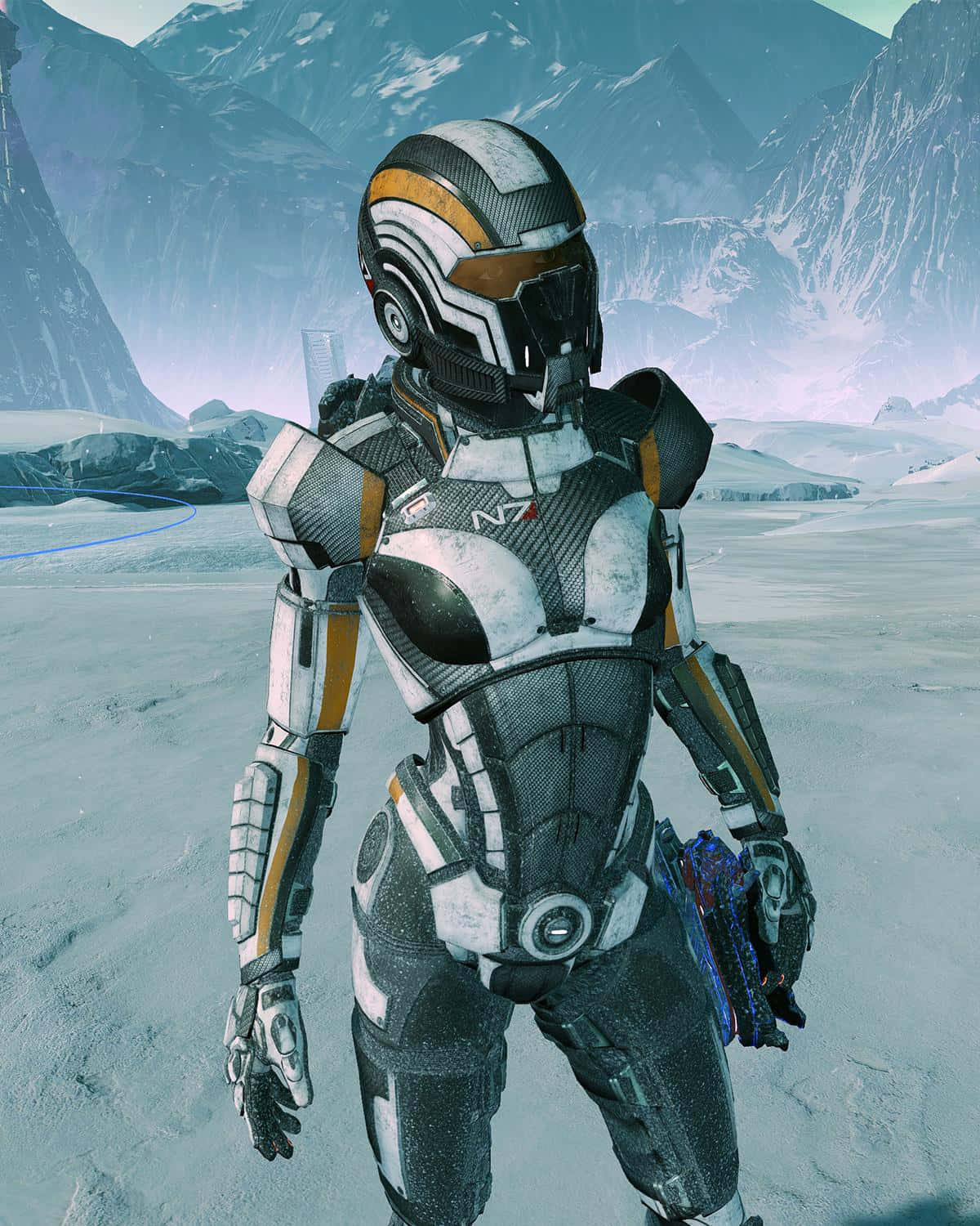 Mass Effect Cerberus 桌布 壁紙 — 一名身穿白色和橙色裝甲的未來士兵，獨自站在蒼白天空下的積雪山谷中。