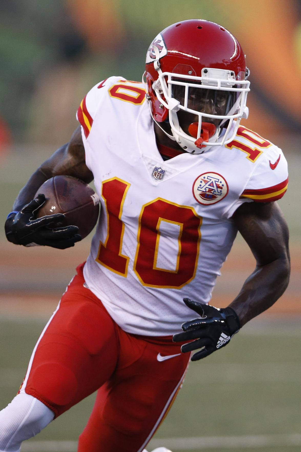 Tyreek Hill 桌布 壁紙 — 一名身穿白色和紅色球衣的堪薩斯城酋長隊美式足球員在比賽中持球衝刺。