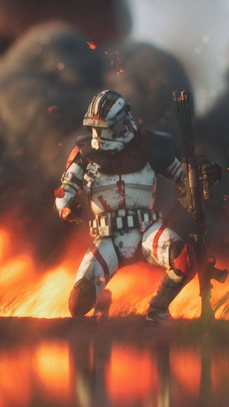 star wars 4K iPhone 桌布 壁紙 — 一名身穿白色和紅色盔甲的複製人突擊兵，手持爆能步槍衝過煙霧瀰漫的火焰戰場。