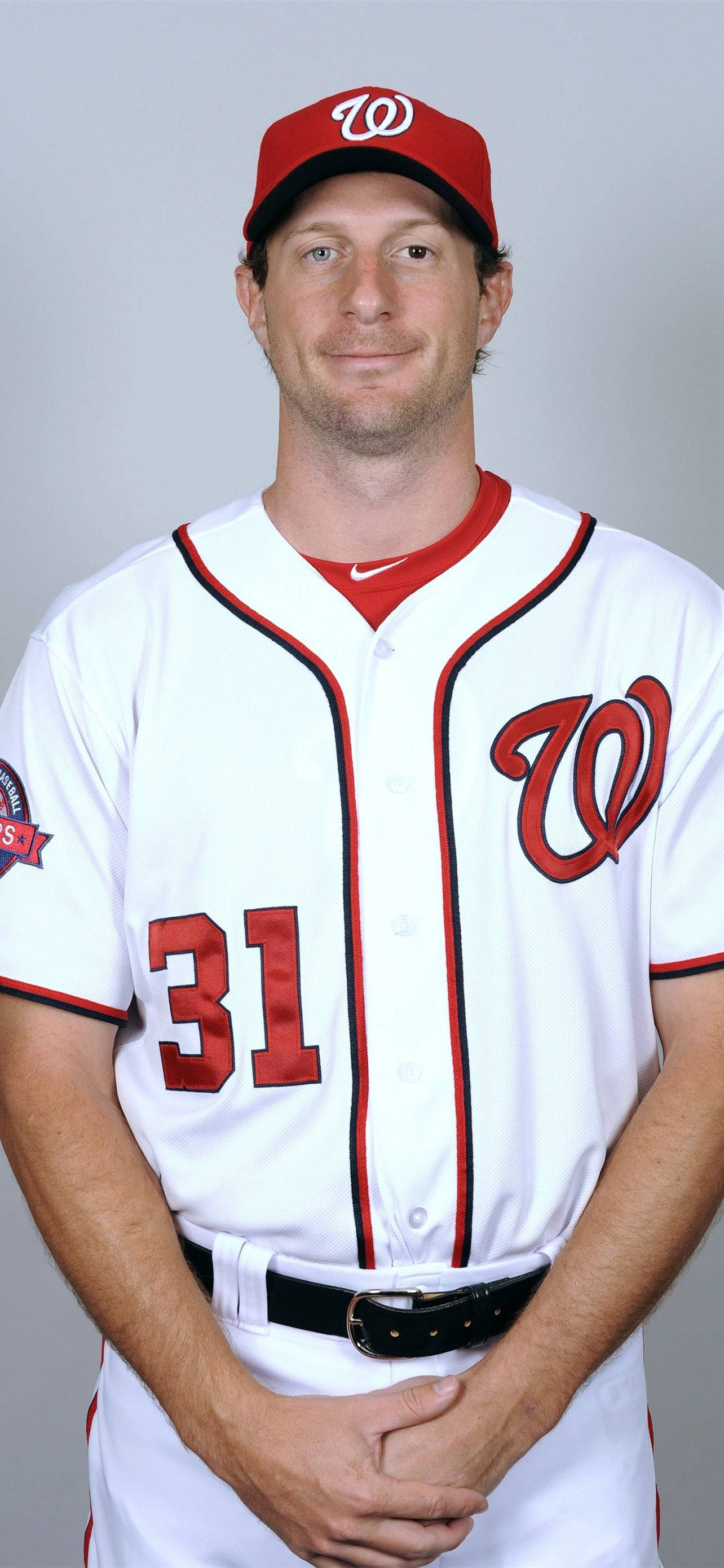 Max Scherzer 桌布 壁紙 — 一名身穿白色和紅色華盛頓國民隊球衣、背號31的棒球選手，自信地站在純灰色背景前。