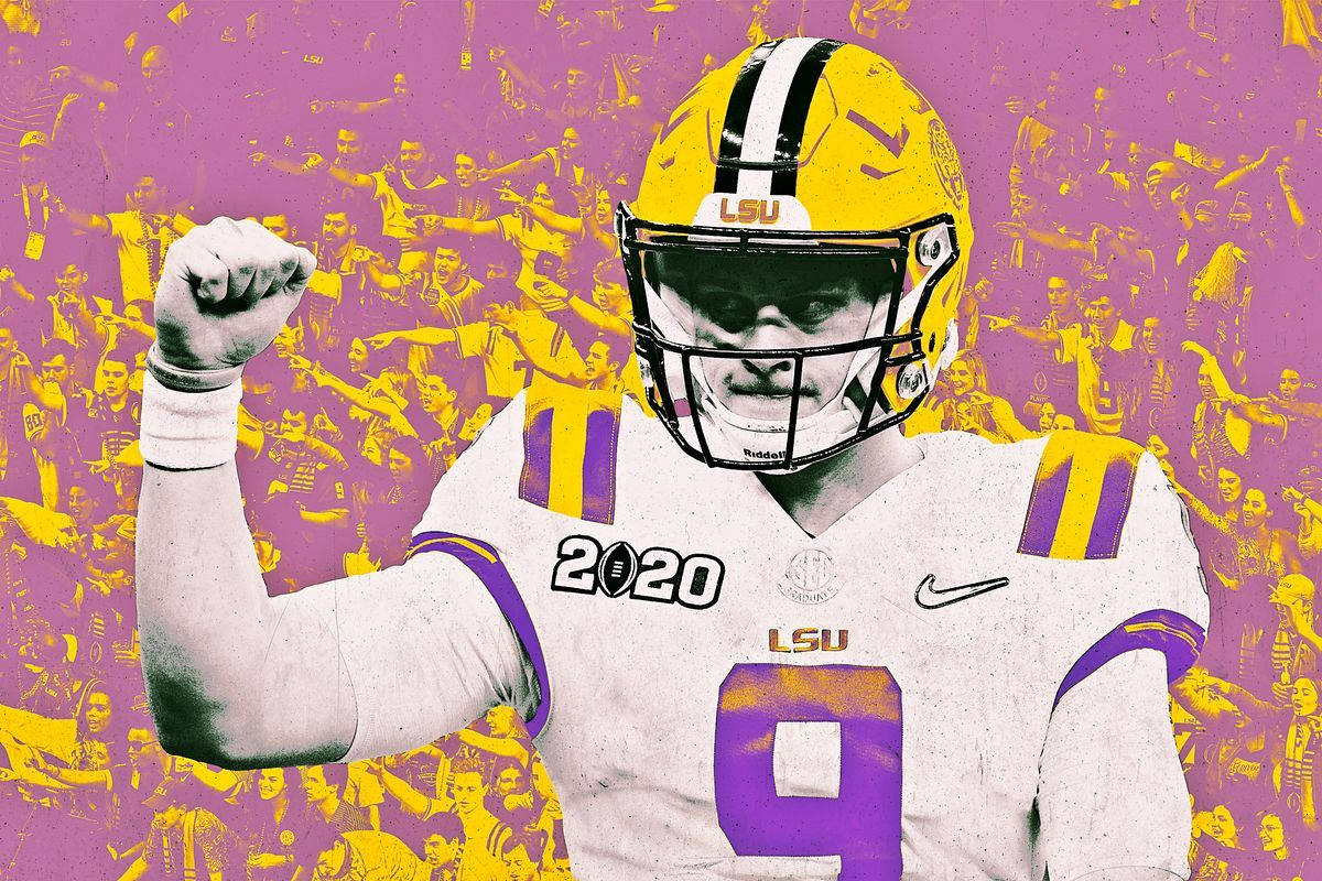Joe Burrow 桌布 壁紙 — 一名身穿白色和紫色球衣的LSU足球員在充滿活力的紫色背景和歡呼的球迷前彎曲手臂。