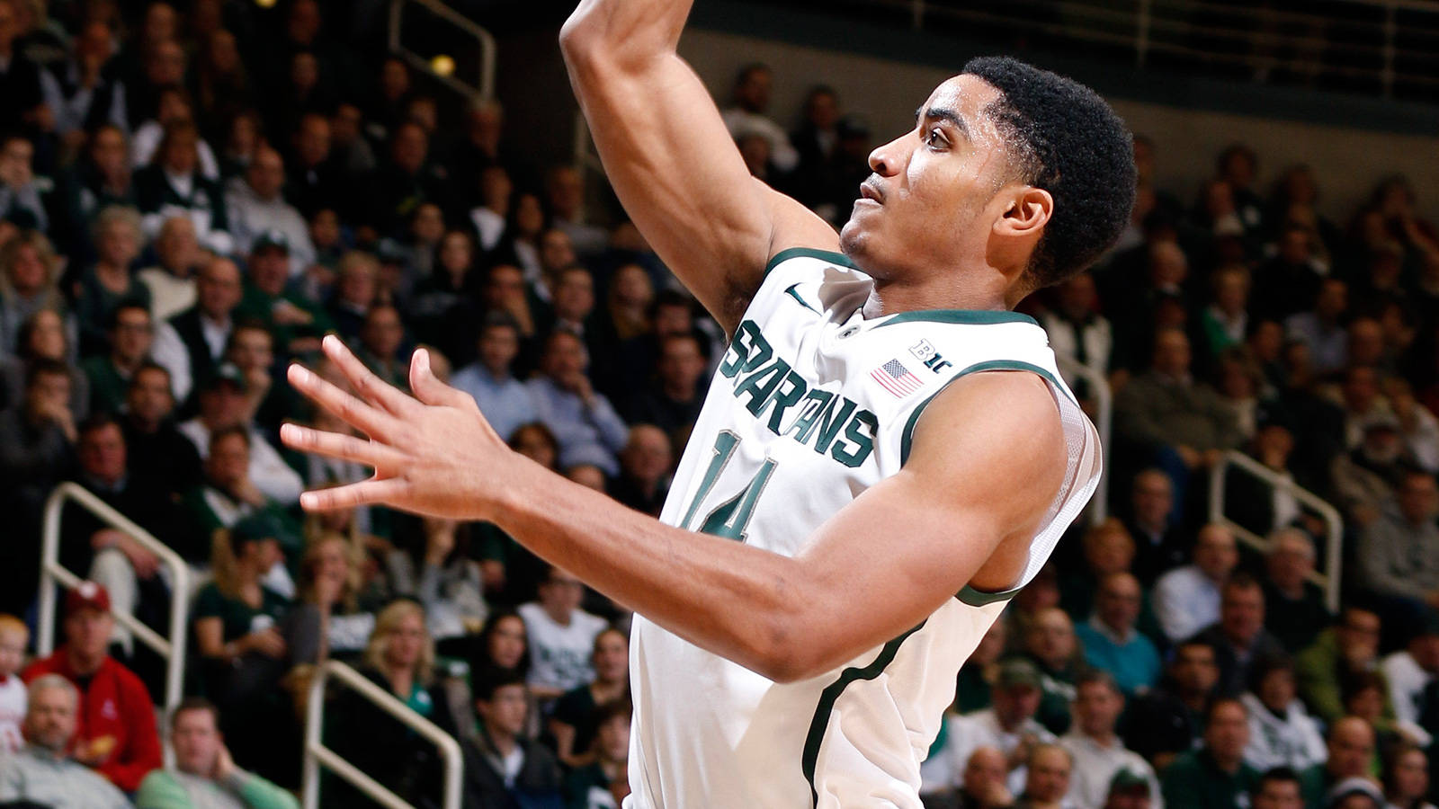 gary harris 桌布 壁紙 — 一名身穿白色和綠色球衣的籃球運動員在比賽中專注地投出跳投。