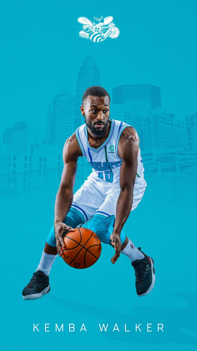 Hornets 桌布 壁紙 — 一名身穿白色和藍綠色球衣的籃球運動員在充滿活力的藍色城市景觀背景下運球。
