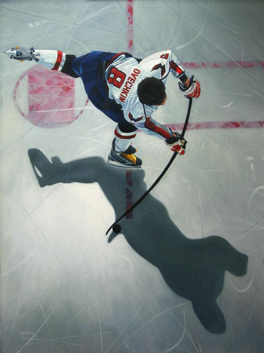 Washington Capitals 桌布 壁紙 — 一名身穿白色和藍色球衣、號碼8的冰球運動員在冰上動態滑行，下方拖著長長的影子。