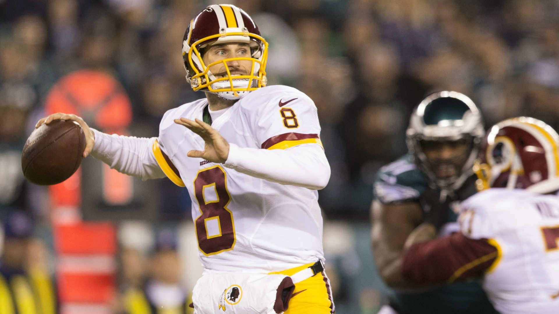 美式足球四分衛在夜間比賽中傳球。 — NFL GIF 壁紙