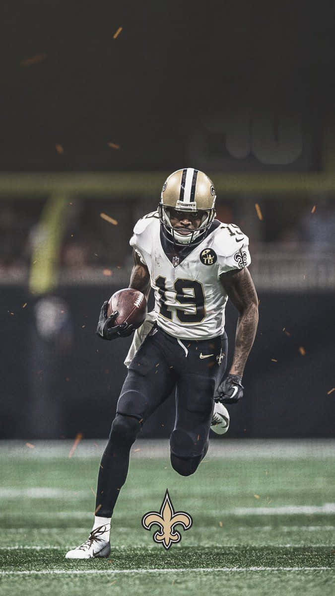 NFL Saints 桌布 壁紙 — 一名身穿白色和金色制服的新奧爾良聖徒隊美式足球員在體育場燈光下，火花四濺，在綠色球場上帶球衝刺。