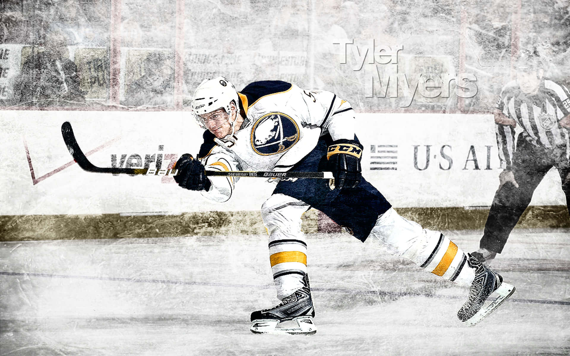 hockey 桌布 壁紙 — 一名身穿白色和金色球衣的冰上曲棍球運動員在冰上激烈滑行，背景有模糊的裁判。