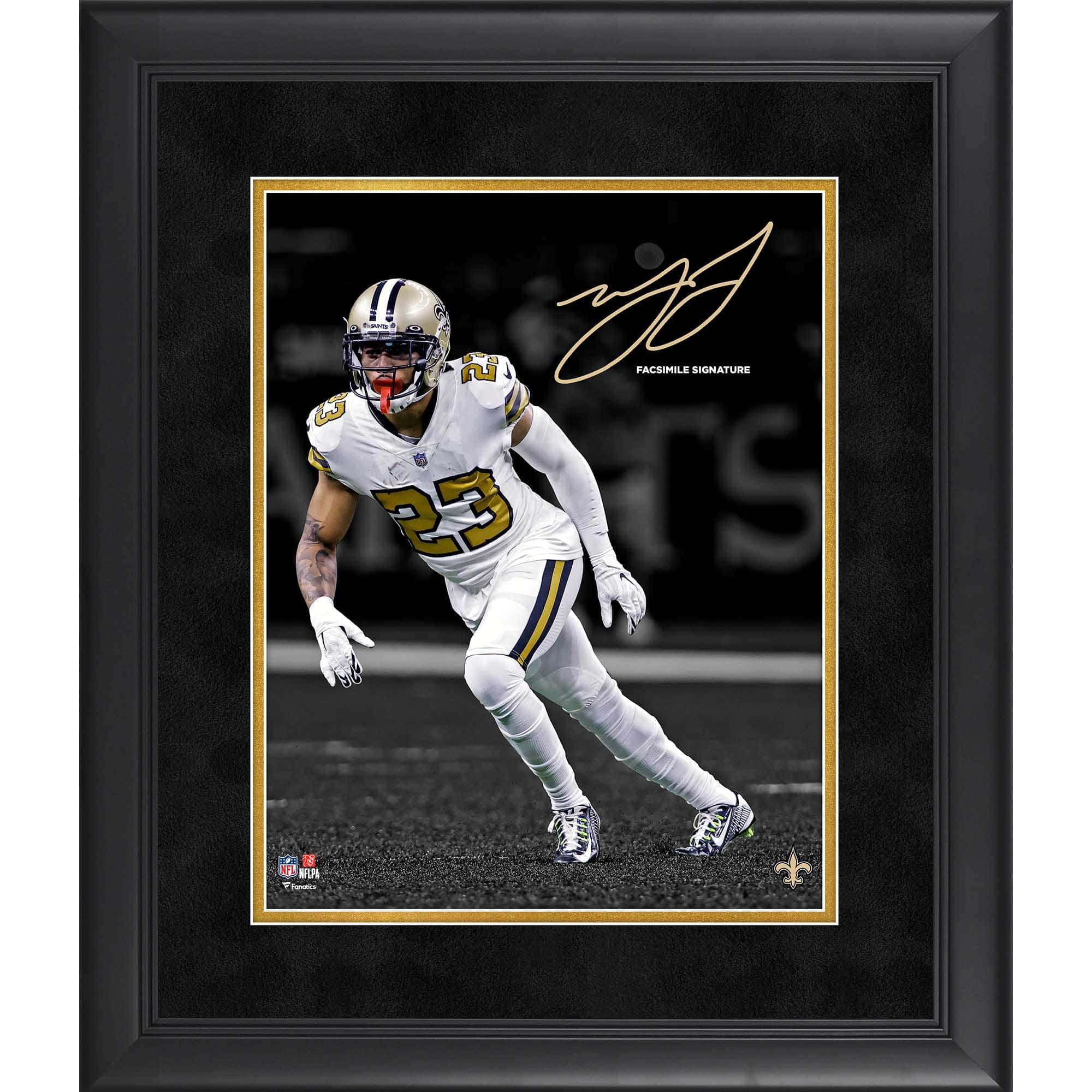 New Orleans Saints 桌布 壁紙 — 一名身穿白色和金色球衣的足球運動員在球場燈光下的黑暗場地上動態衝刺，上方有複製簽名。