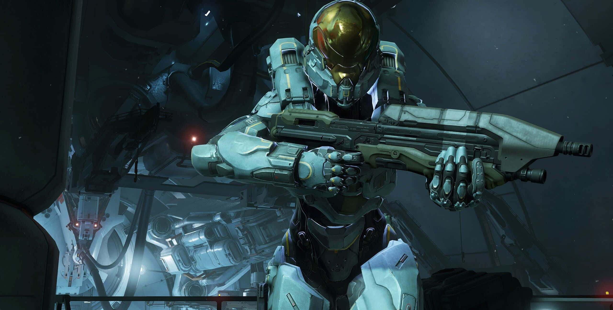 Halo 5 Blue Team 桌布 壁紙 — 一名身穿白色和金色盔甲的未來士兵在昏暗的太空船駕駛艙內瞄準重型武器。