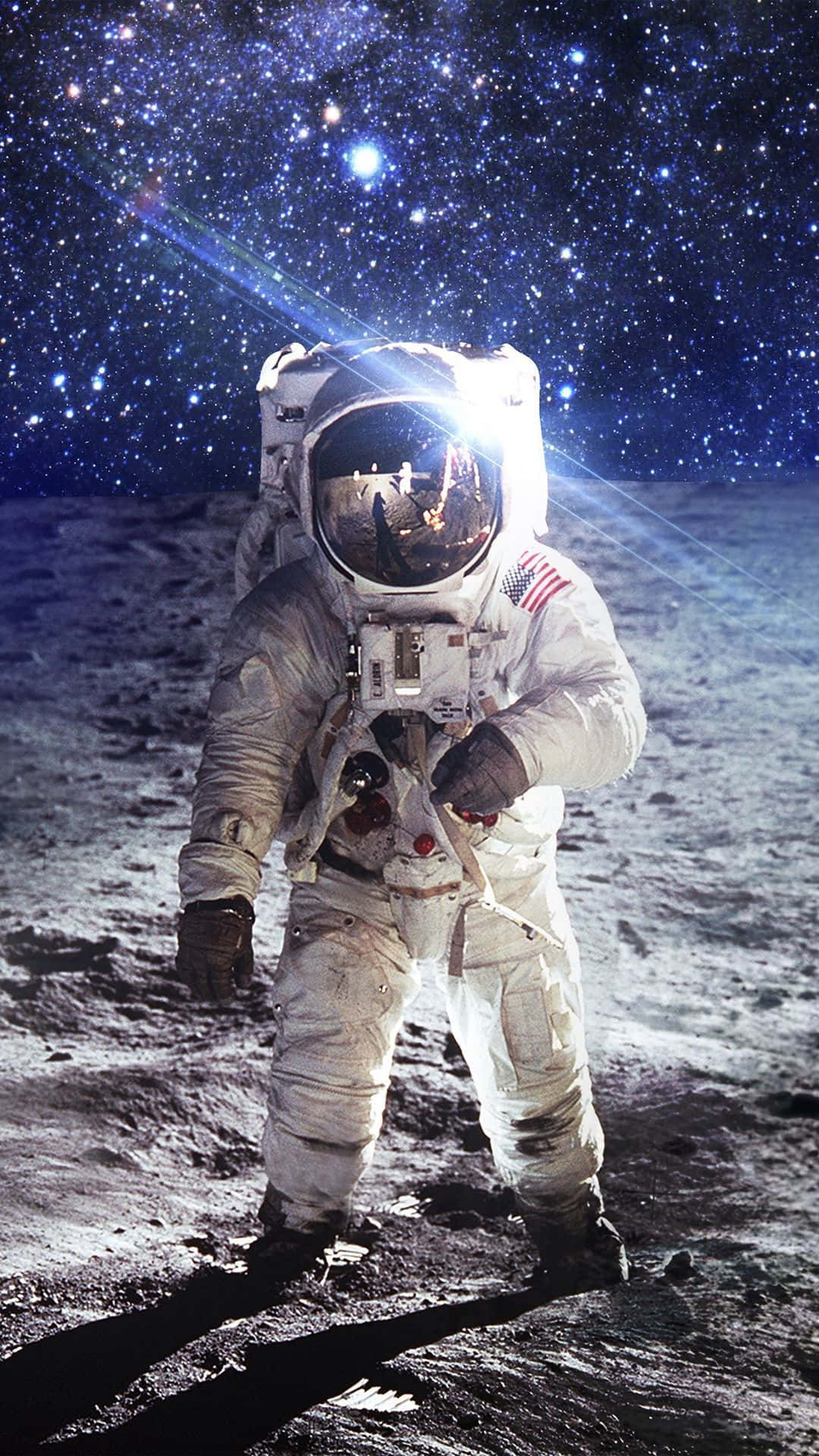  壁紙 — 一名身穿白色太空衣的太空人站在月球灰色的表面上，背景是佈滿星星的藍色天空，帶有明亮的鏡頭光暈。
