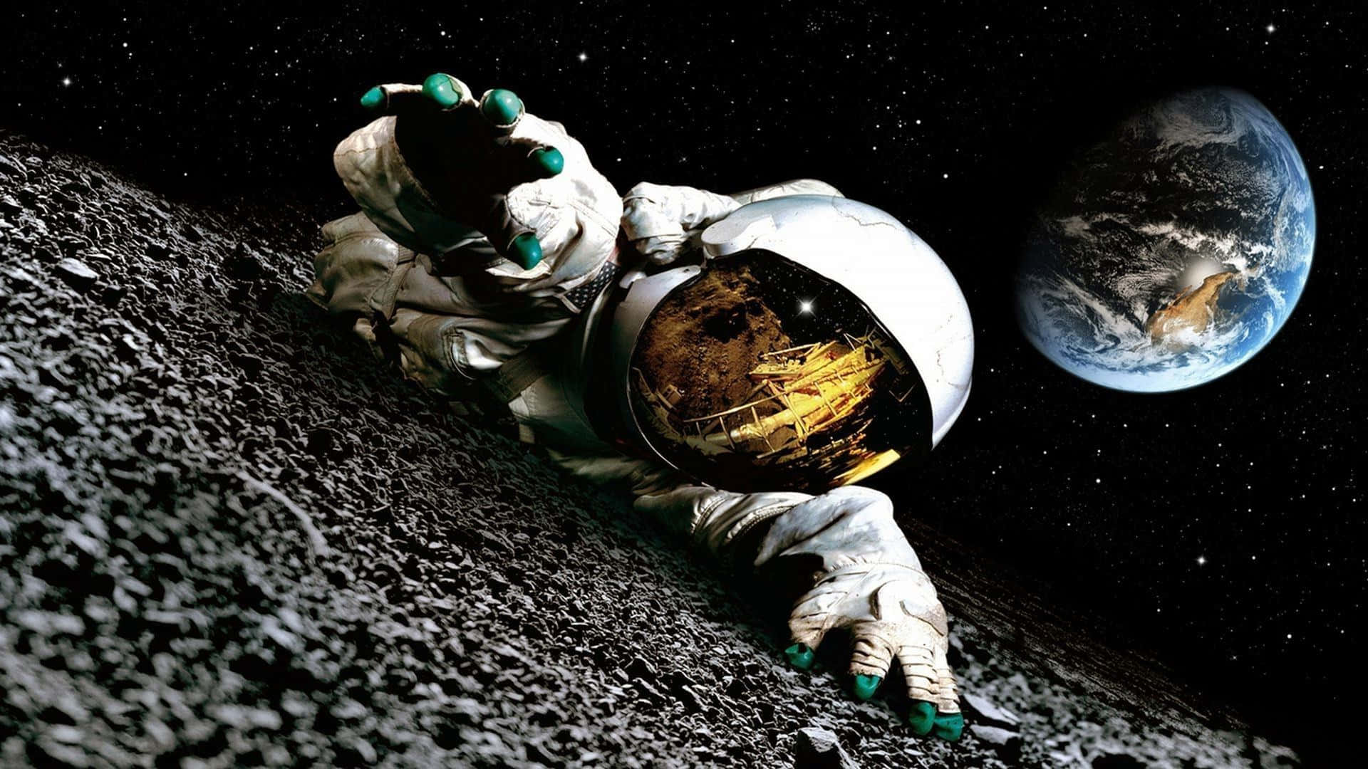 Astronaut Desktop 桌布 壁紙 — 一名身穿白色太空衣的太空人躺在月球灰色的表面上，遠處的地球在繁星點點的黑夜中清晰可見。