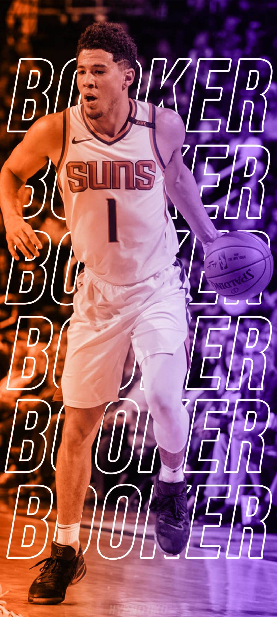 Devin Booker 桌布 壁紙 — 一名身穿白色太陽隊球衣的籃球運動員，在充滿活力的紫色和橙色背景上，帶有重複的「BOOKER」文字疊加，專注地運球。