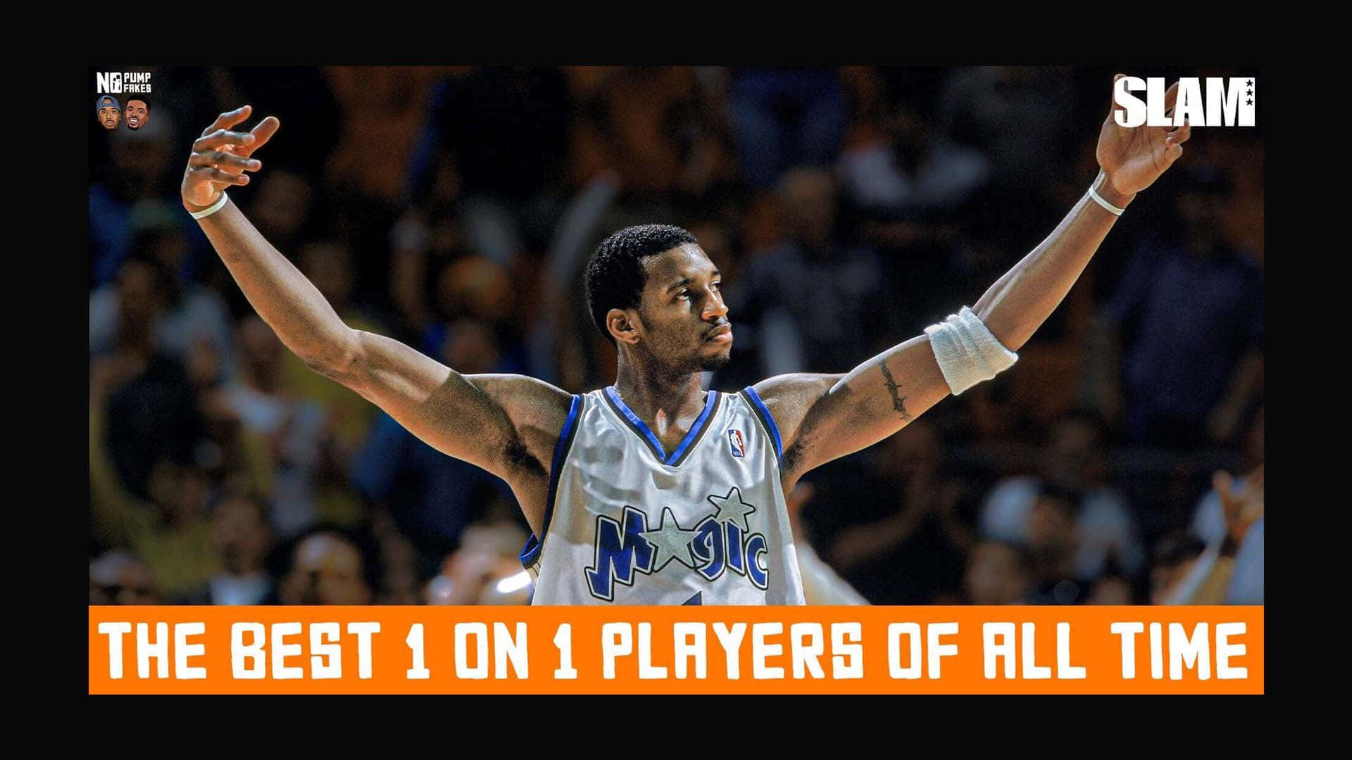 Tracy Mcgrady 桌布 壁紙 — 一名身穿白色奧蘭多魔術隊球衣的籃球運動員在明亮的場館燈光下比賽中高舉雙臂慶祝勝利。