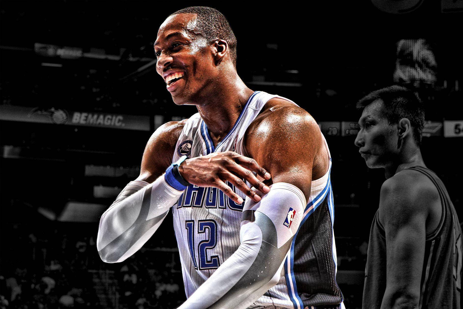 NBA 桌布 壁紙 — 一名身穿白色奧蘭多魔術隊球衣的籃球運動員在比賽中開懷大笑，汗水在皮膚上閃閃發光。