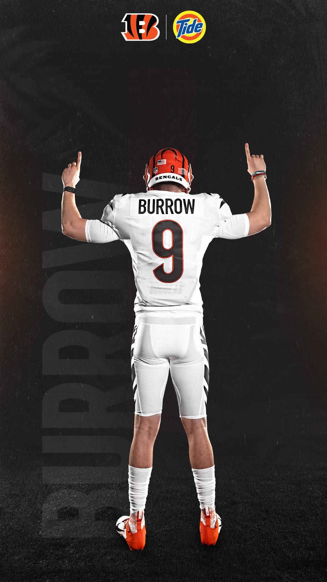 Bengals 桌布 壁紙 — 一名身穿白色孟加拉虎球衣、背號9號的美式足球員背對鏡頭，在深色背景前做出搖滾手勢。