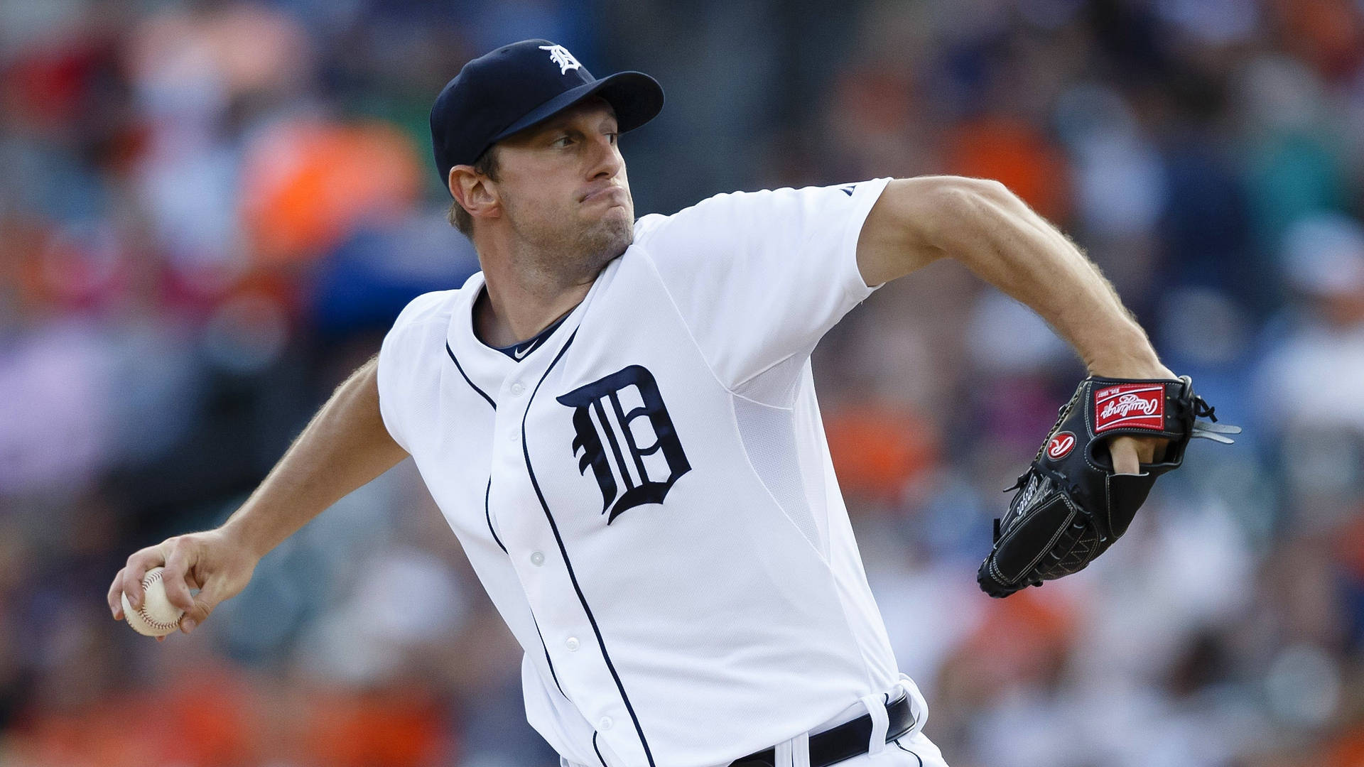 Max Scherzer 桌布 壁紙 — 一名身穿白色底特律老虎隊球衣的棒球投手，在日間比賽中專注地投球。