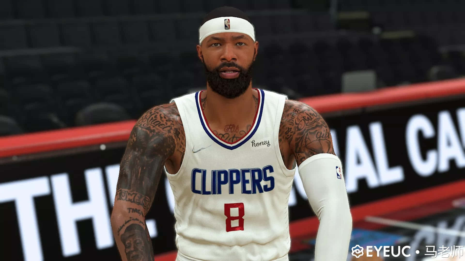 NBA 桌布 壁紙 — 一名身穿白色快艇隊球衣、有刺青的籃球運動員在身後空無一人的球場上凝視著。