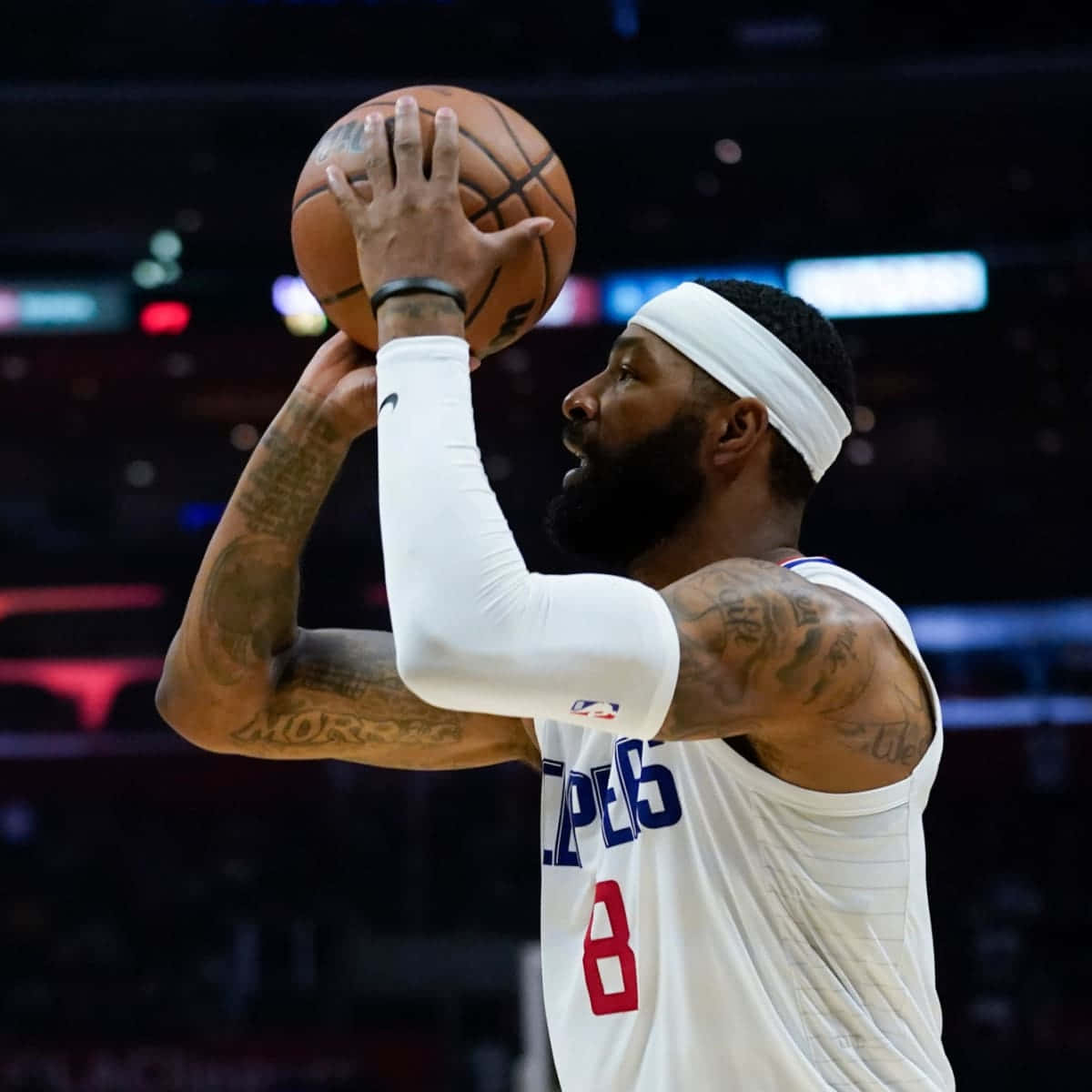 NBA 桌布 壁紙 — 一名身穿白色快艇隊球衣的籃球運動員在場館燈光下準備投籃，神情專注。