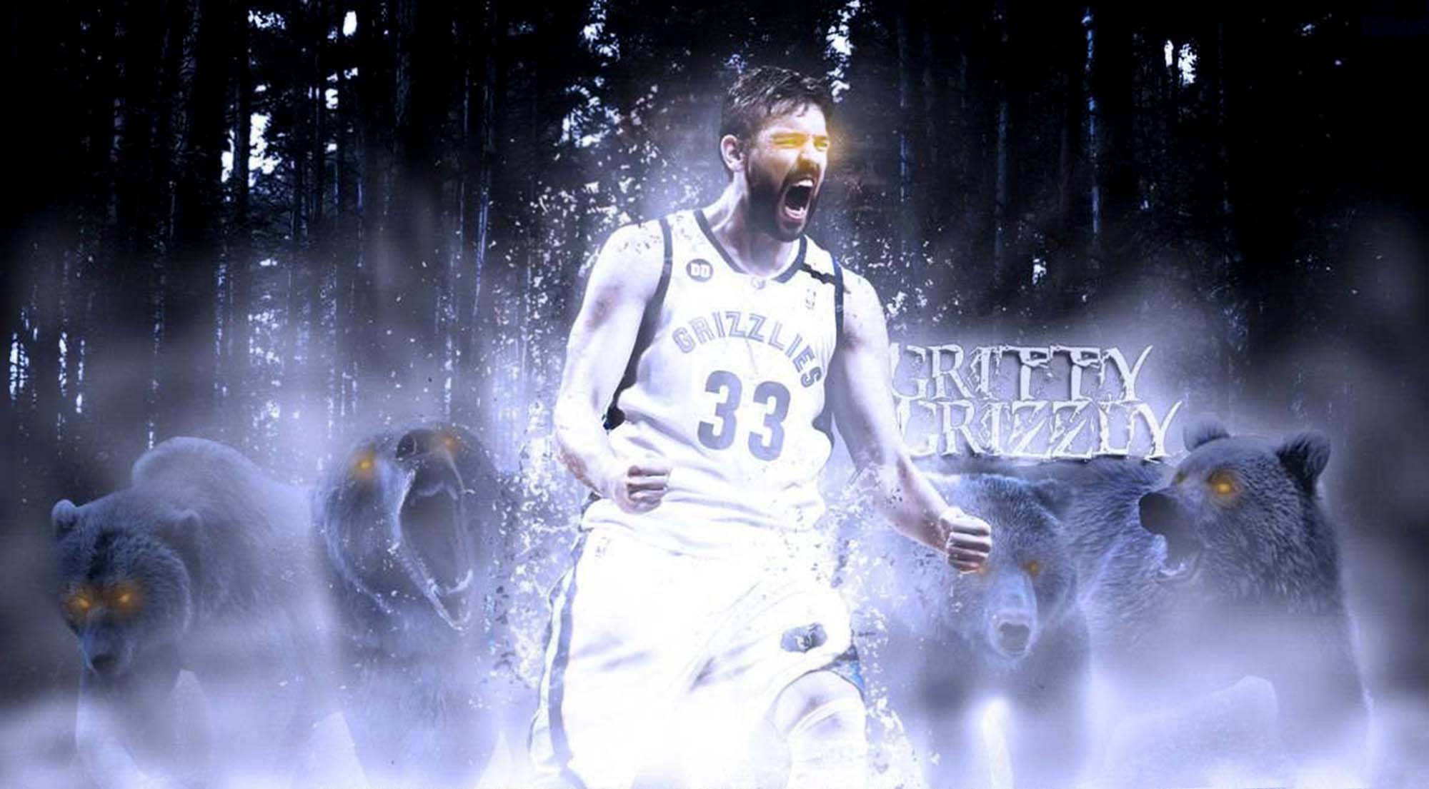 Marc Gasol 桌布 壁紙 — 一名身穿白色灰熊隊球衣的籃球運動員在迷霧森林中咆哮，周圍有發光的灰熊圍繞著他。