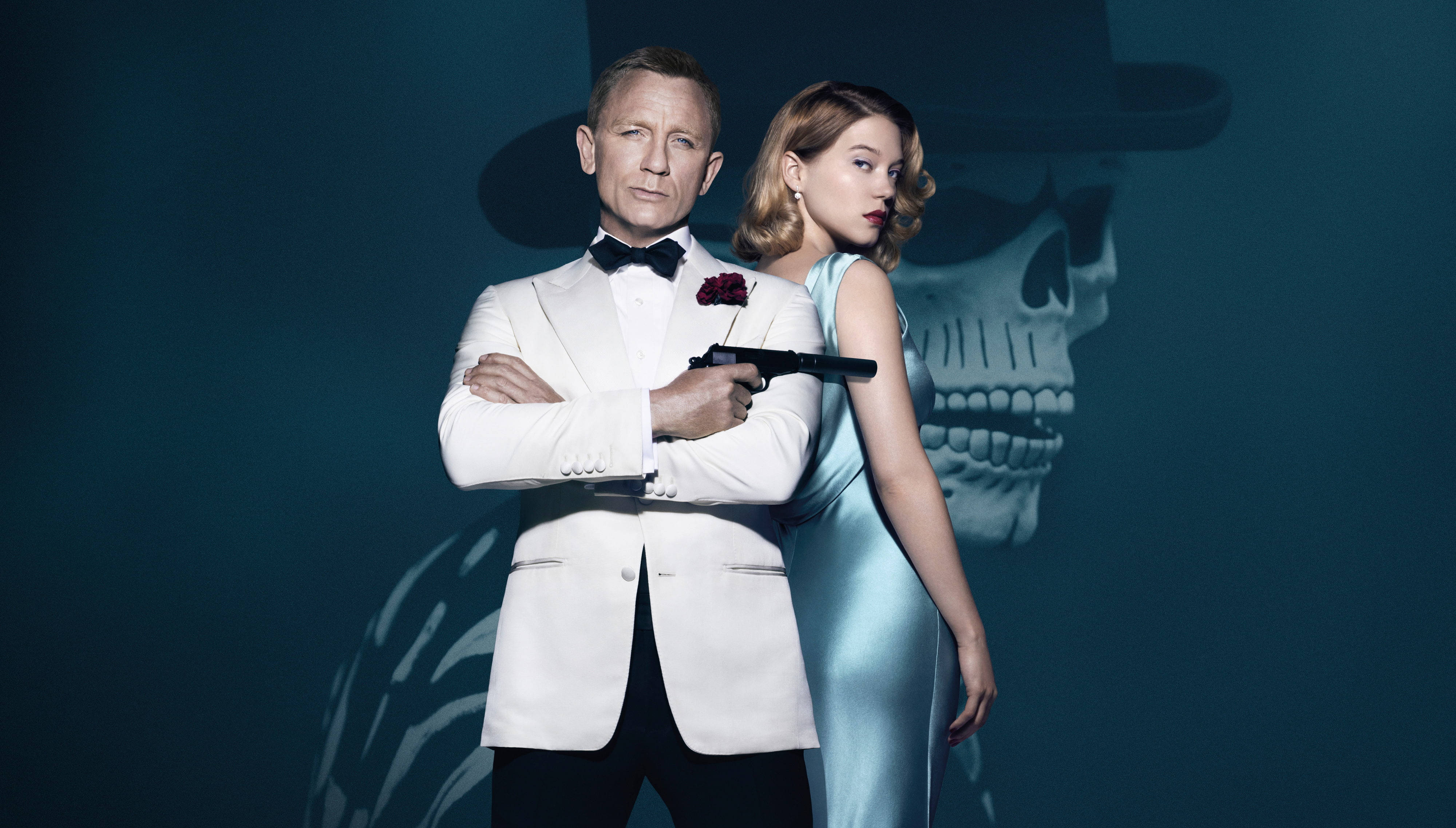 Daniel Craig 桌布 壁紙 — 一名身穿白色燕尾服的男人拿著槍，而一名身穿藍色連衣裙的女人站在他旁邊，背景是骷髏頭。