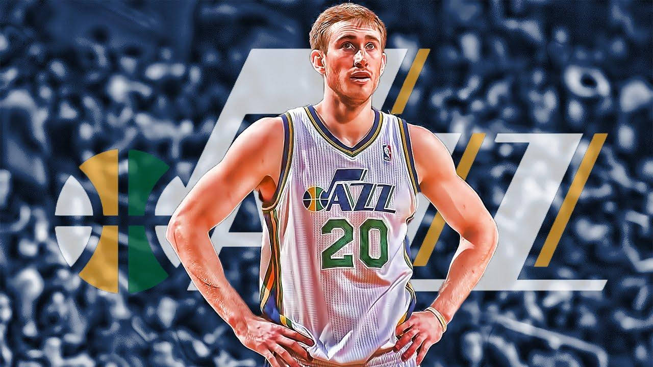gordon hayward 桌布 壁紙 — 一名身穿白色爵士隊球衣、背號20的籃球運動員，雙手叉腰，自信地站在模糊的人群背景前。