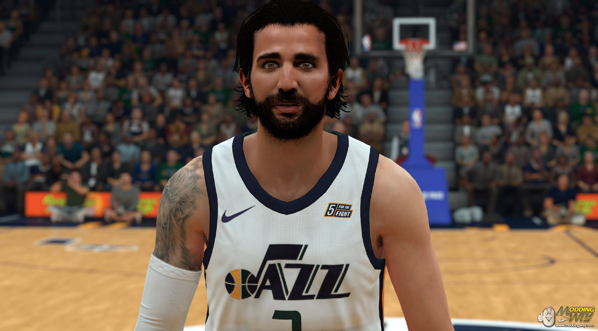 Ricky Rubio 桌布 壁紙 — 一名身穿白色爵士隊球衣的籃球運動員站在球場上，背景有觀眾。