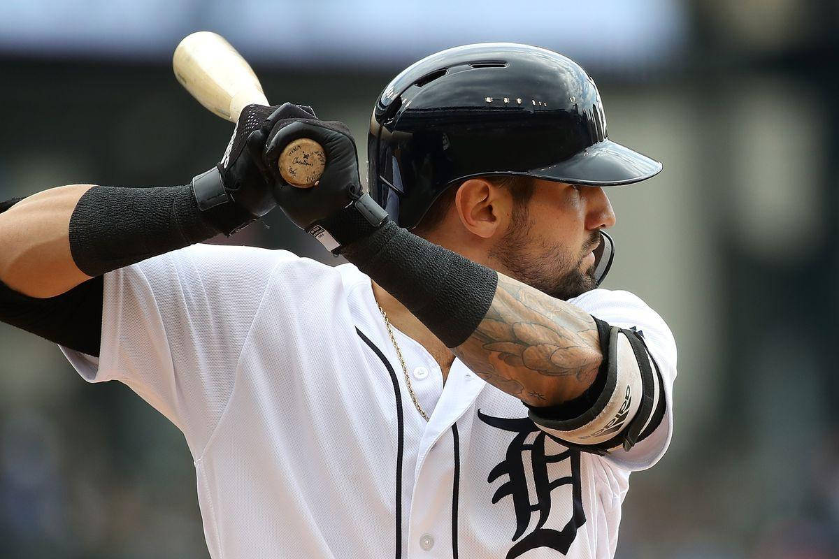 Nick Castellanos 桌布 壁紙 — 一名身穿白色球衣、帶有黑色字樣和黑色頭盔的棒球選手，以準備姿勢握著球棒。